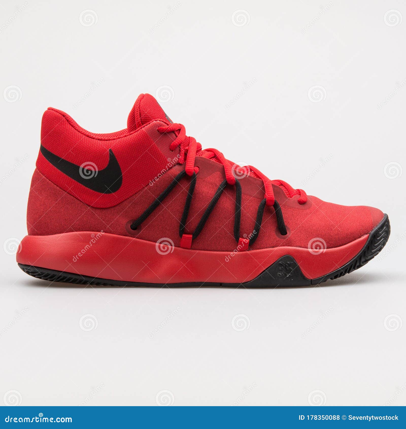 Nike Kd Trey V Pañuelo Rojo Y Negro Foto de archivo editorial - Imagen de equipo, retroceder: 178350088