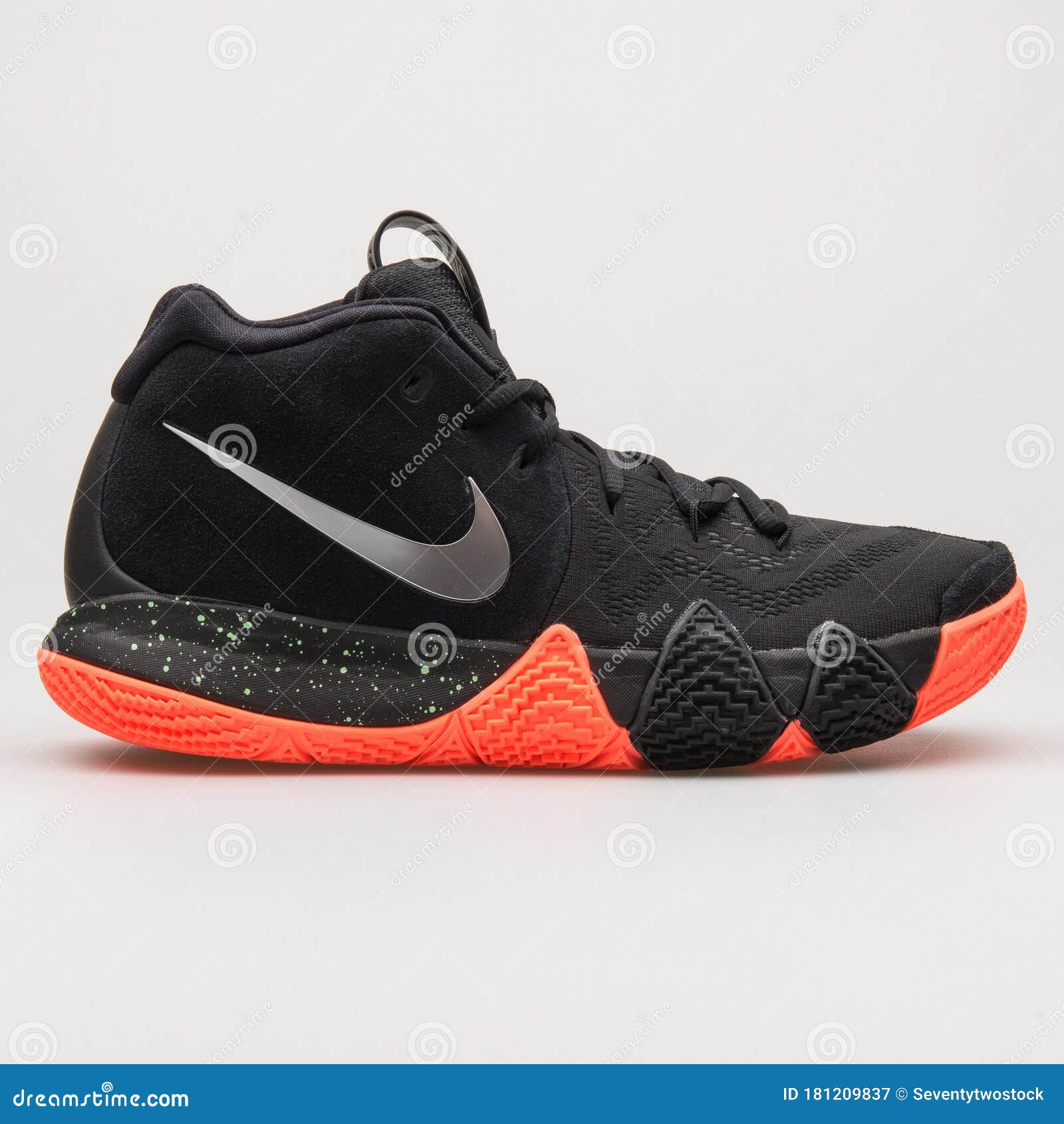 Nike Kyrie Sneaker Negro Metálico Y Crimson Fotografía editorial - Imagen de 181209837