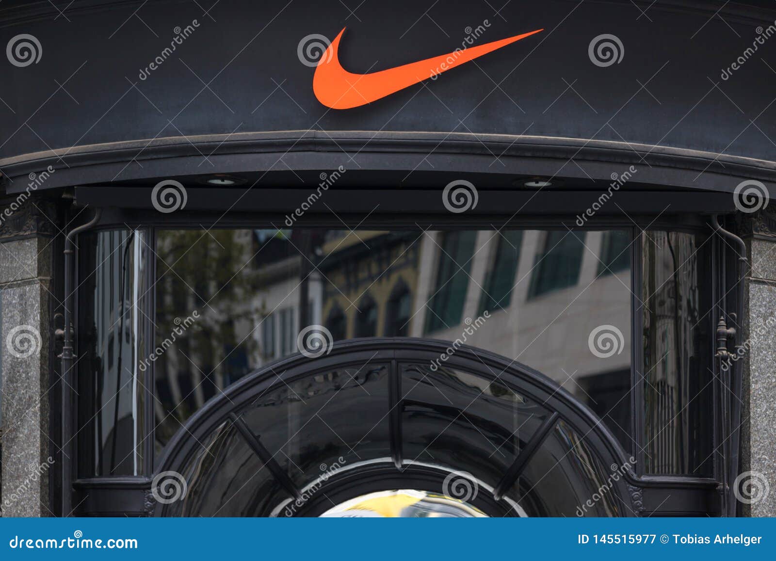 fles geeuwen nek Nike Lager I Antwerp Belgien Redaktionell Arkivbild - Bild av antwerp,  svart: 145515977
