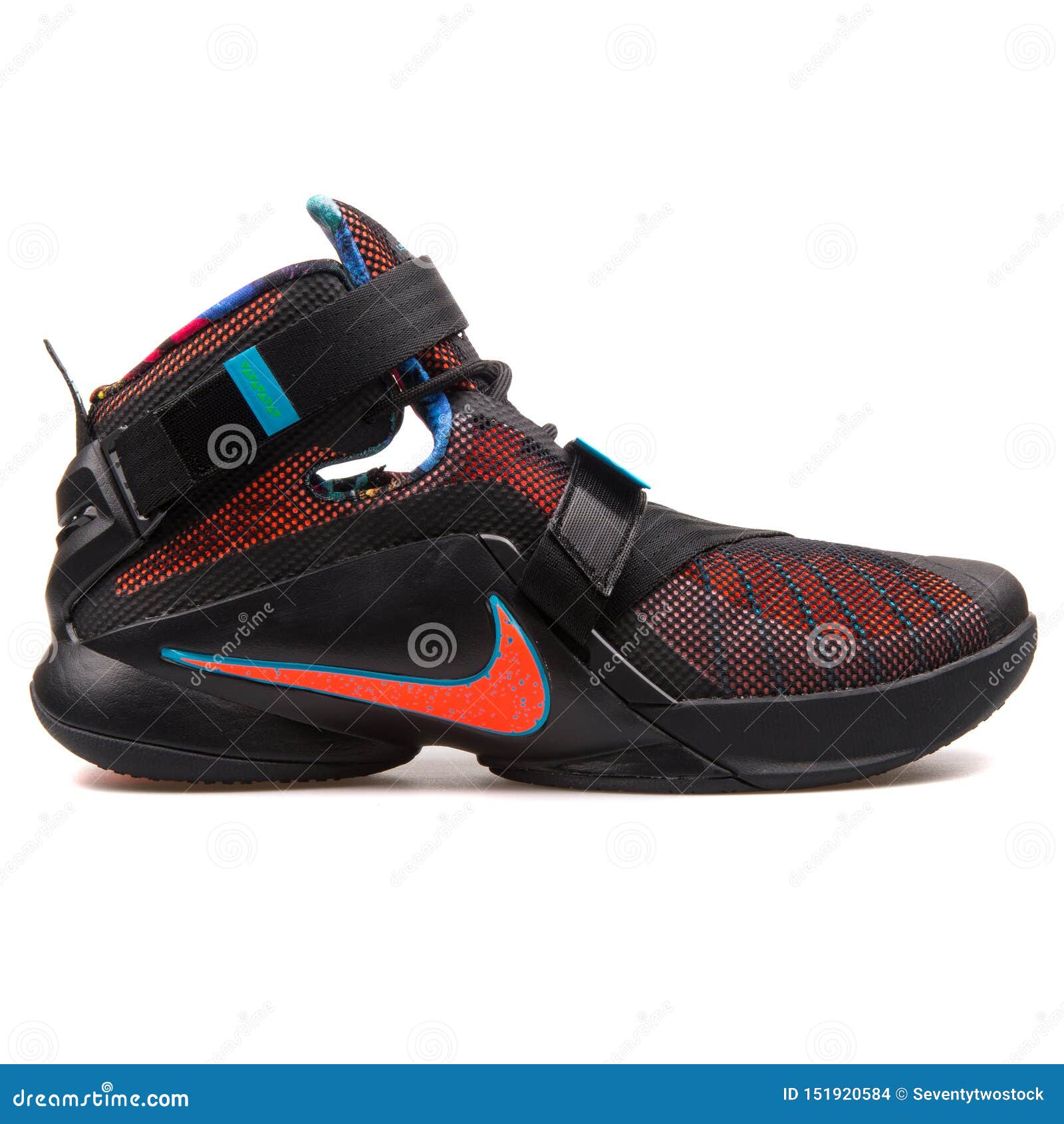 Nike Lebron Soldier IX Zapatillas De Deporte Negras, Rojas Y Azules Imagen  de archivo editorial - Imagen de cara, lifestyle: 151920584