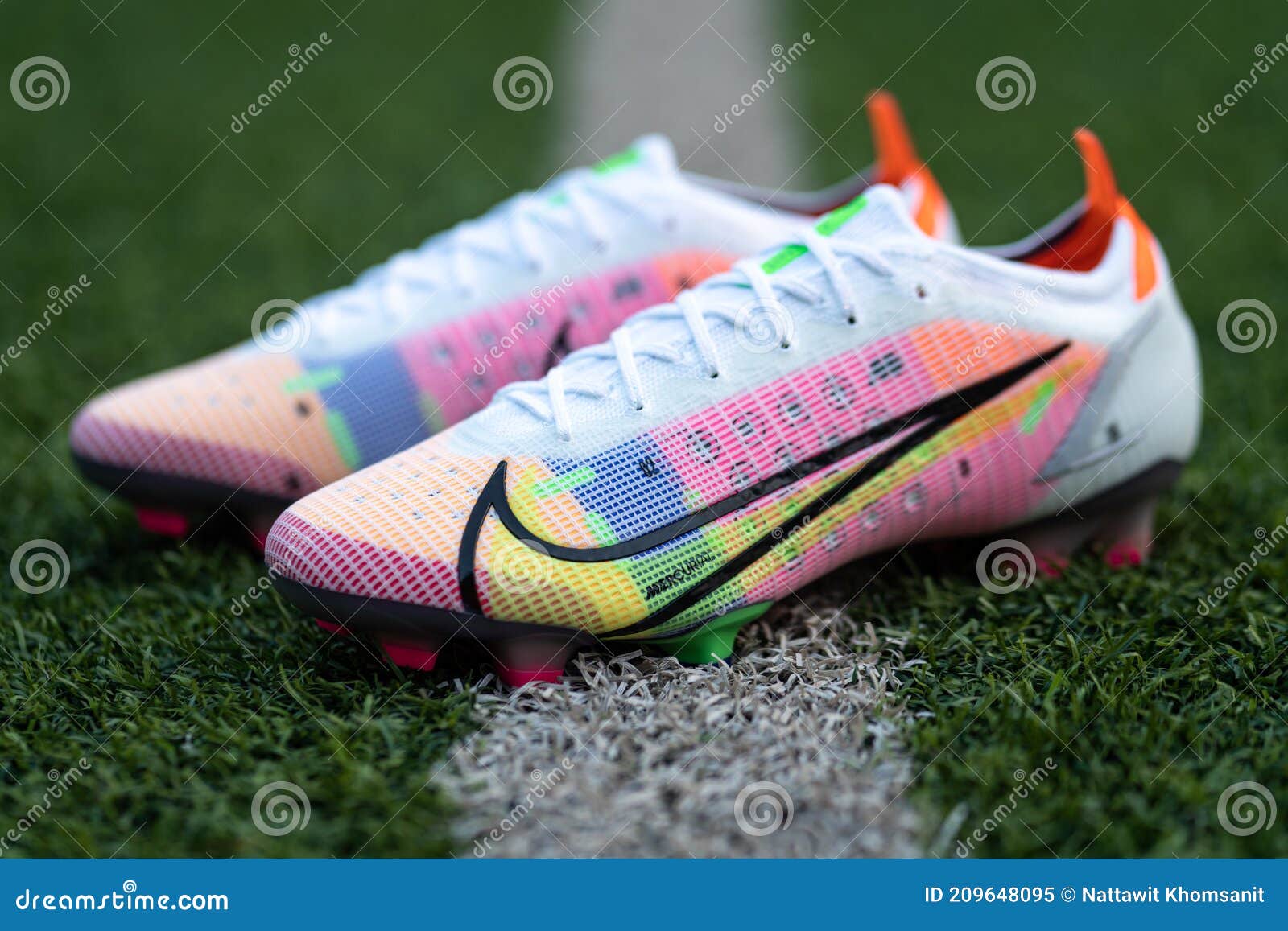 Nike Mercurial Vapor 14 Nuevo Zapato De Futbol Nike. Imagen editorial -  Imagen de objeto, lanzamiento: 209648095