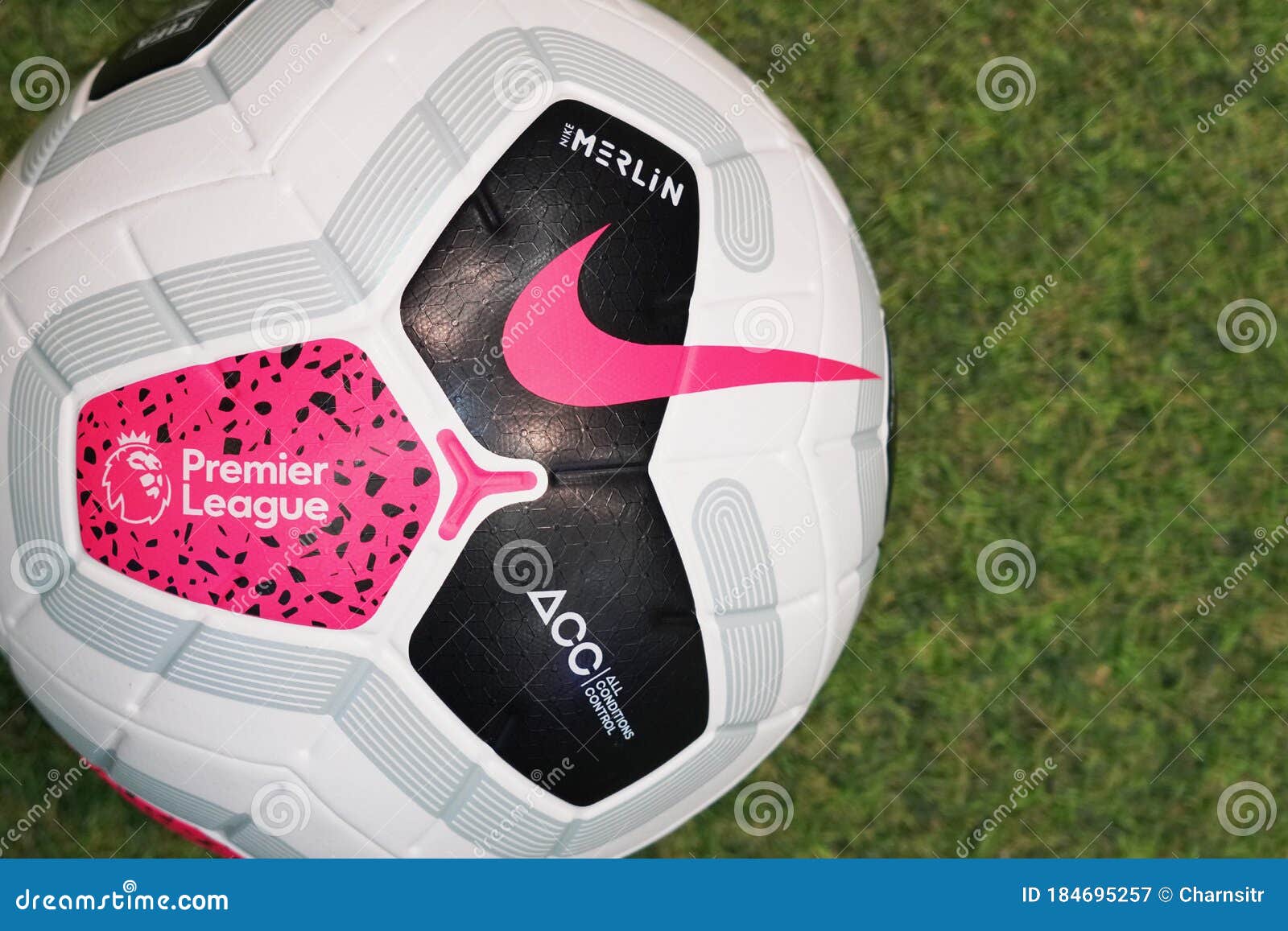 Nike Merlin, Pelota Oficial De Partidos De La Liga Inglesa En El Césped Fotografía editorial - Imagen de retroceso, cierre: