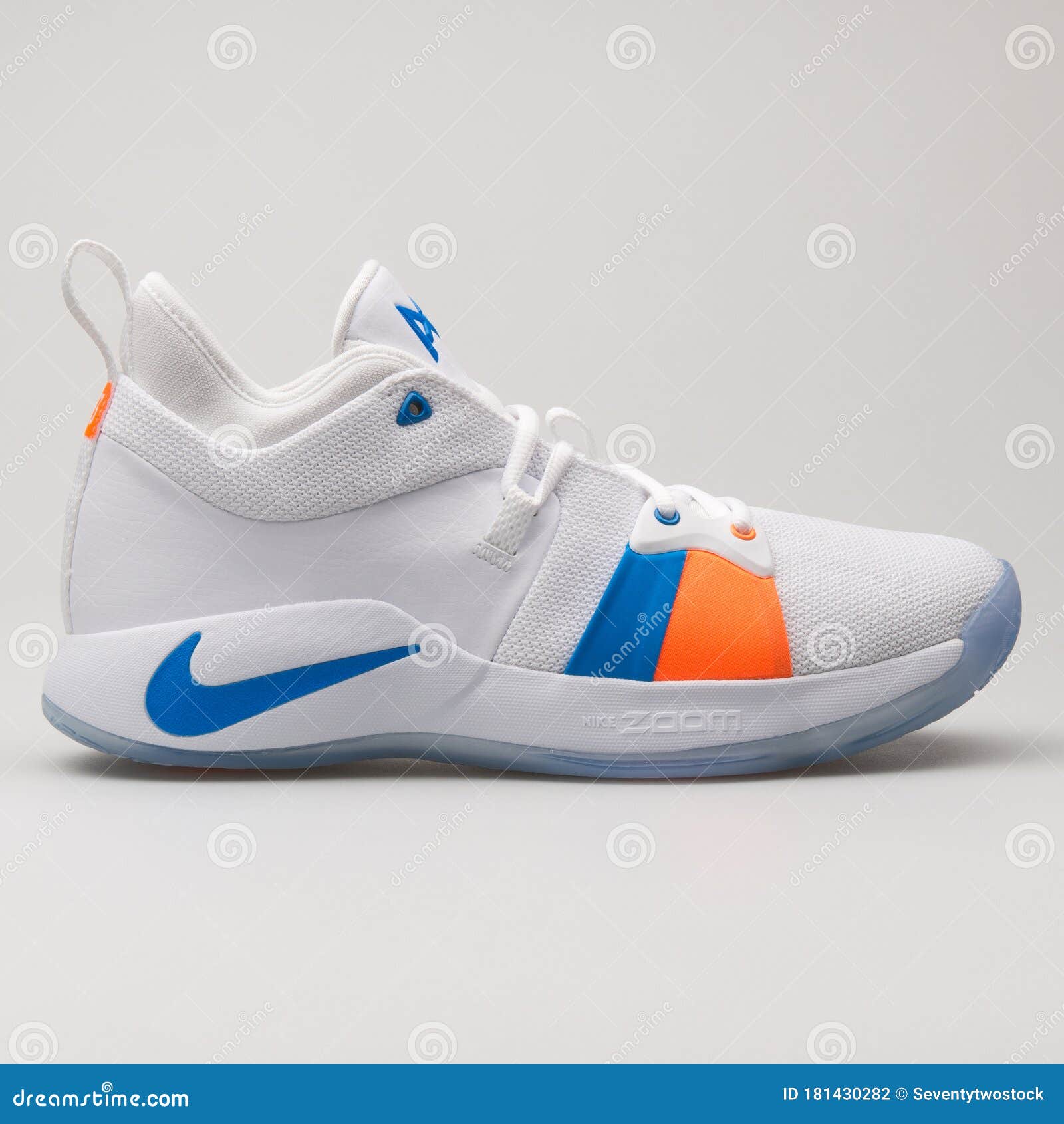 Nike 2 Zapatillas Azules Y Anaranjadas Blancas editorial - Imagen de equipo, ocasional: 181430282