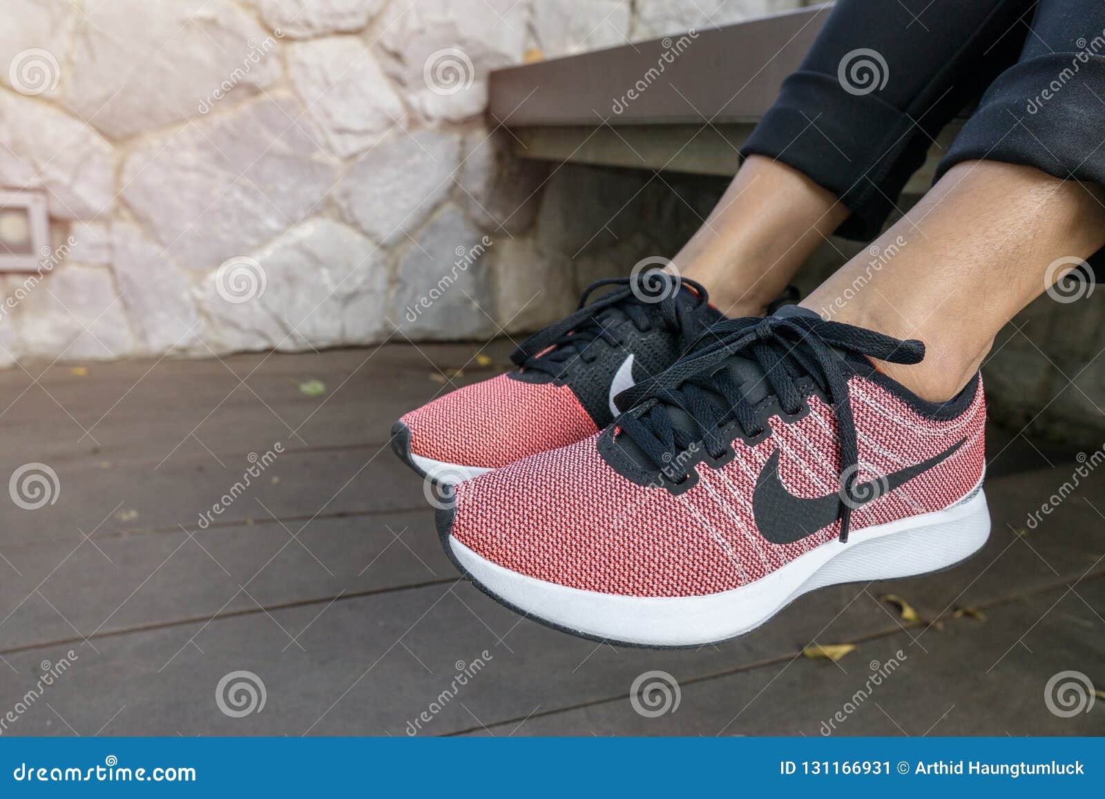 nike womens pink shoes