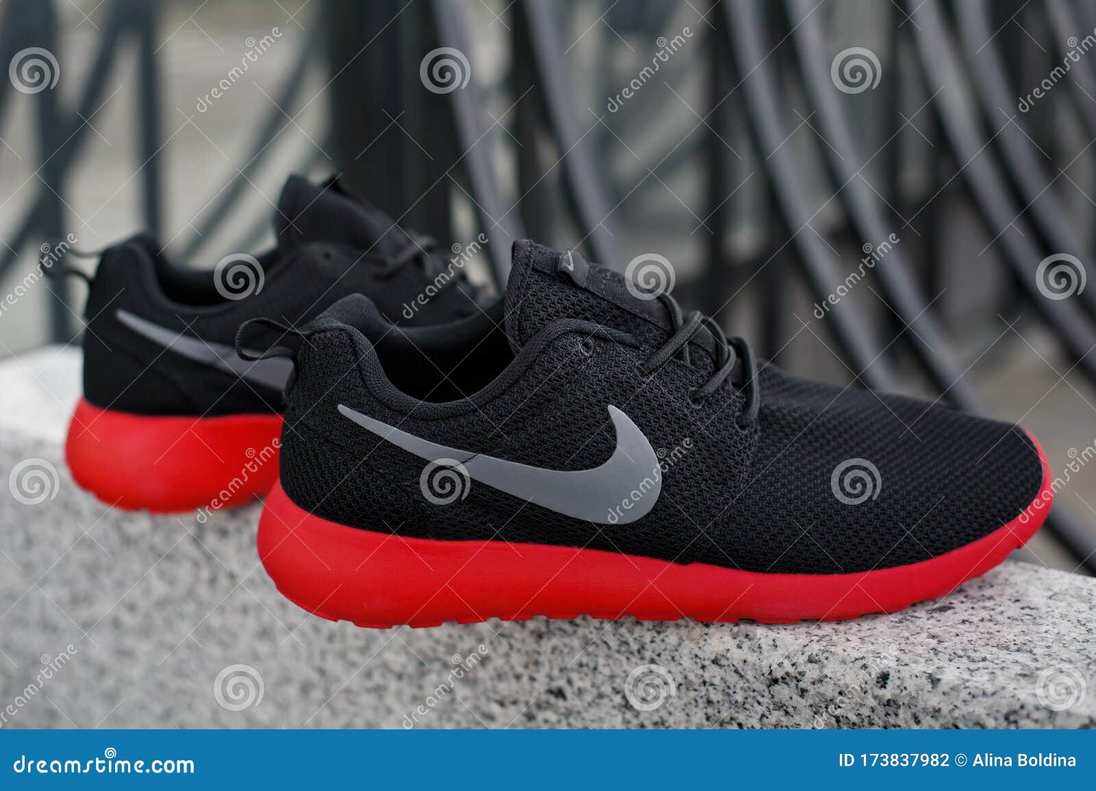 Zapatillas Nike Tanjun Tdv Negras Para Niño Imagen editorial - Imagen de  negro, atlético: 218129665