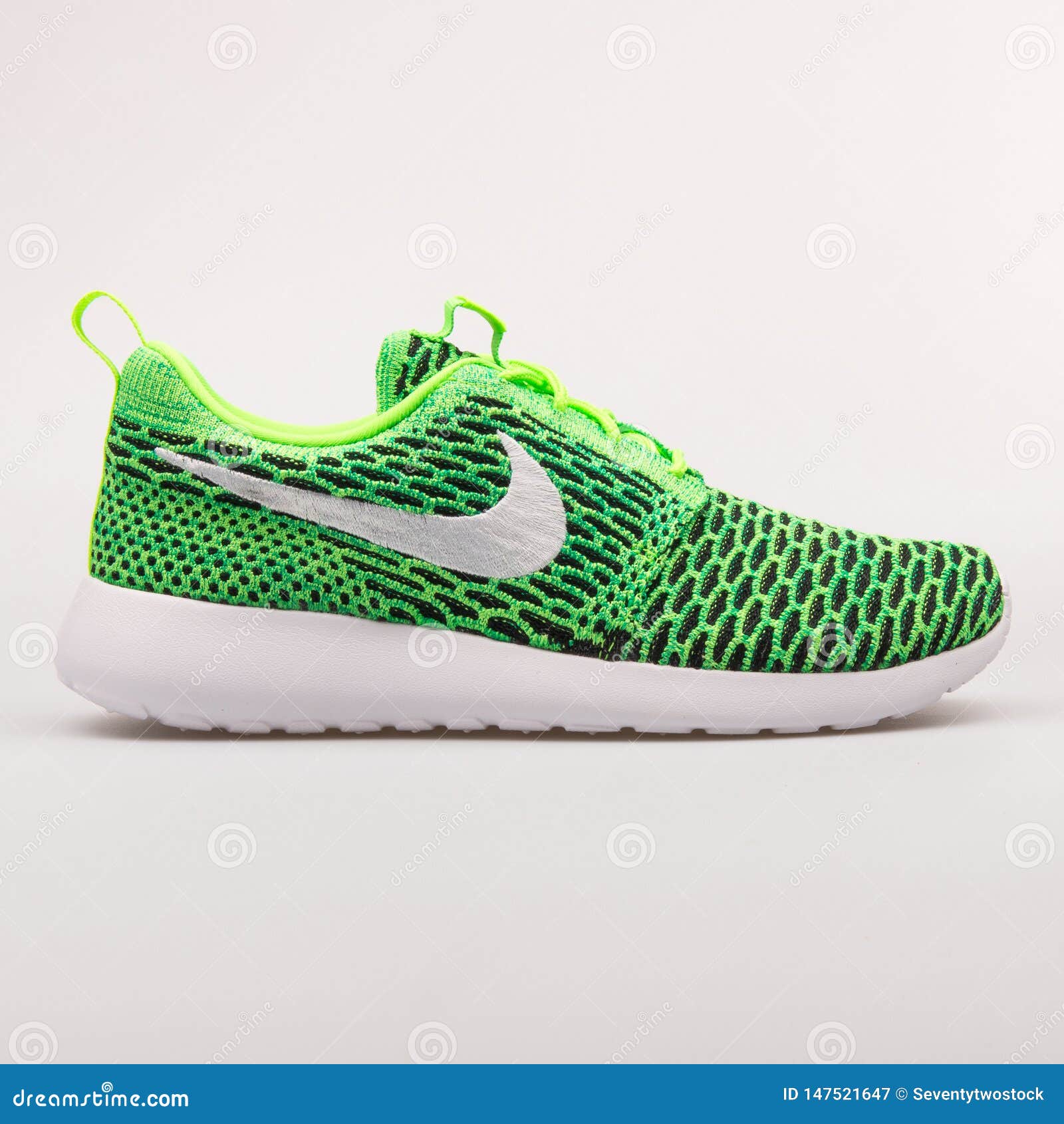 virtueel Vroeg Vertrouwen Nike Roshe One Flyknit Green and Black Sneaker Editorial Photography -  Image of lifestyle, laces: 147521647