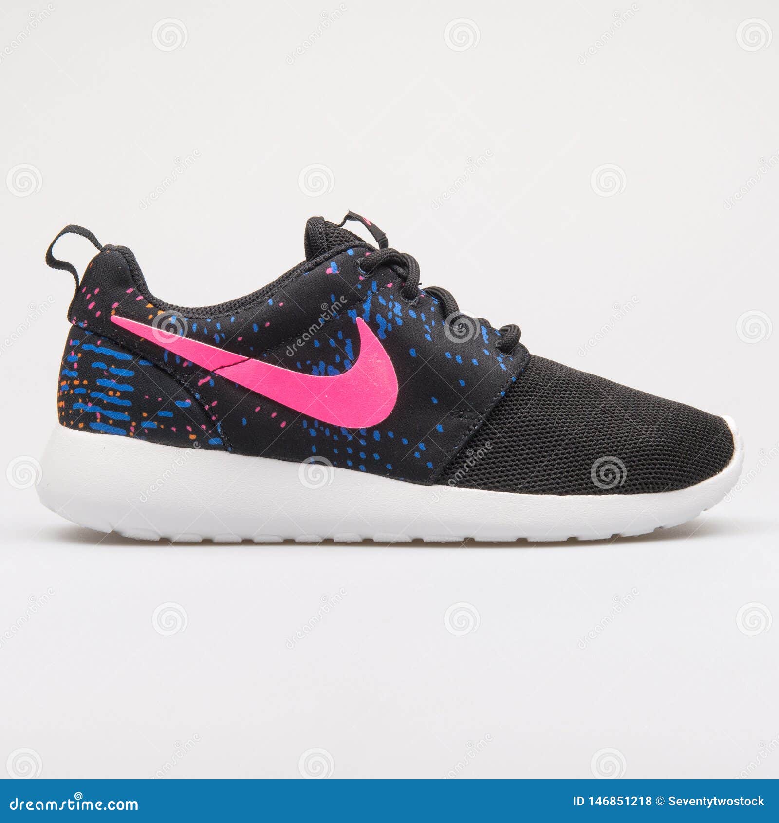 nike roshe one black and pink