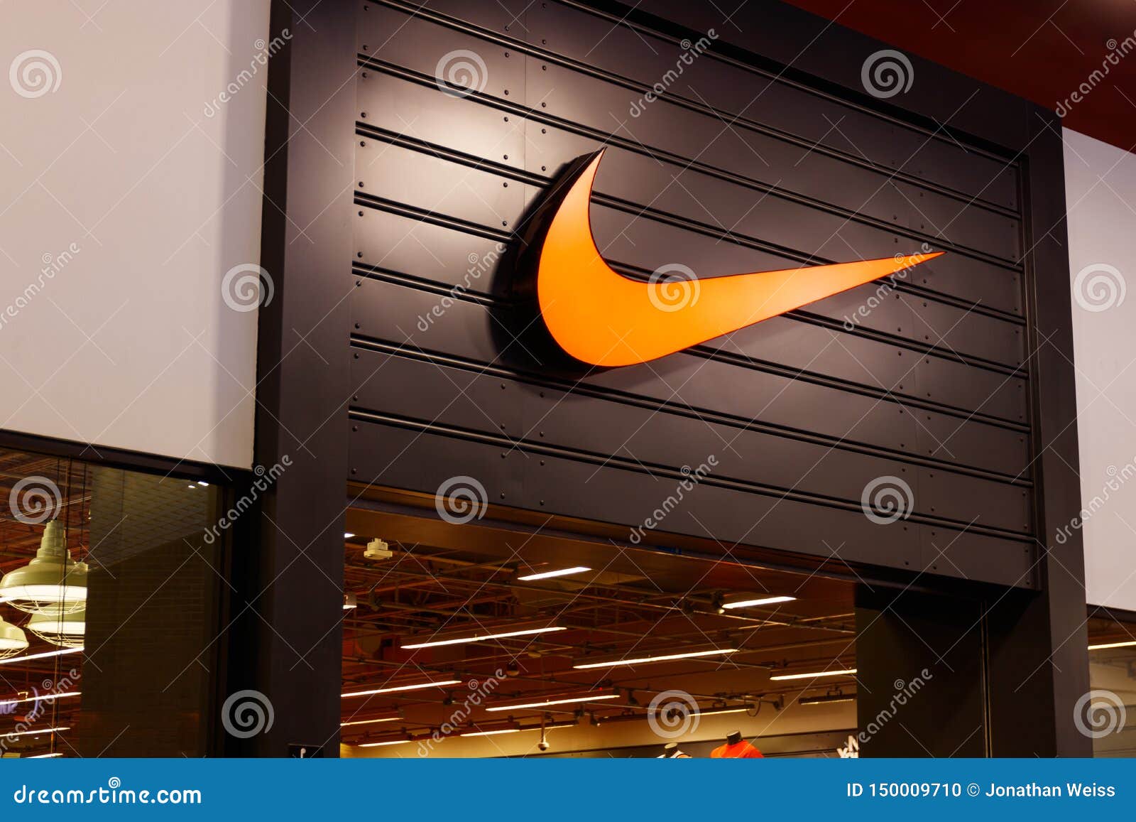 Nike Shoes Retail Mall Location Nike Es Uno De Los Proveedores Más Grandes Del Mundo De Los Calzados Atléticos Y De La Ropa I Imagen - Imagen de negocios, moderno: 150009710
