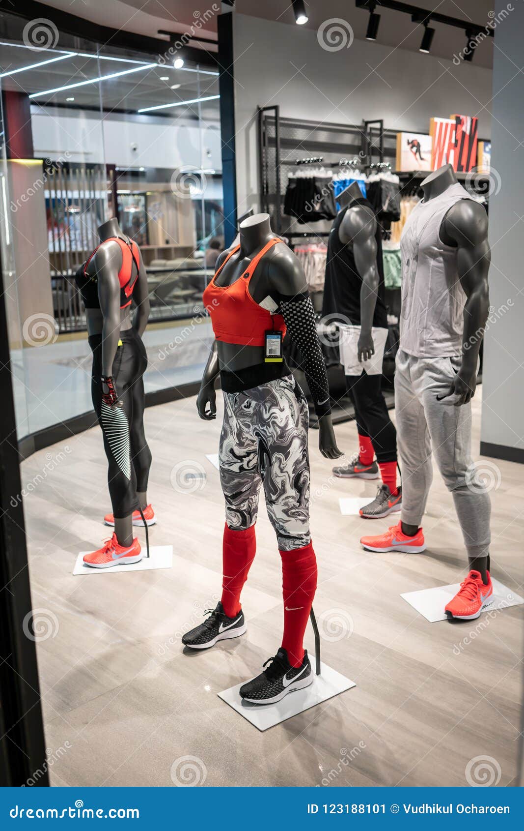 shop nike central world