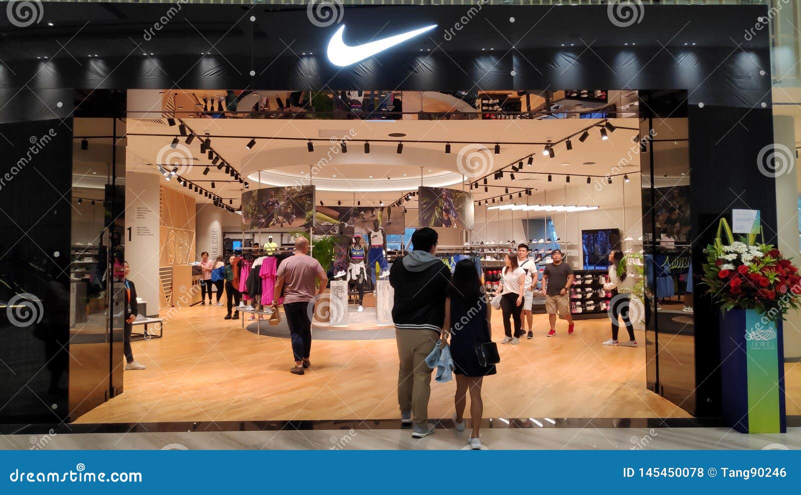 Nike Shop Localiz? Dentro Del Aeropuerto De Jewal Changi En Singapur de archivo editorial - Imagen de compra, ropas: 145450078