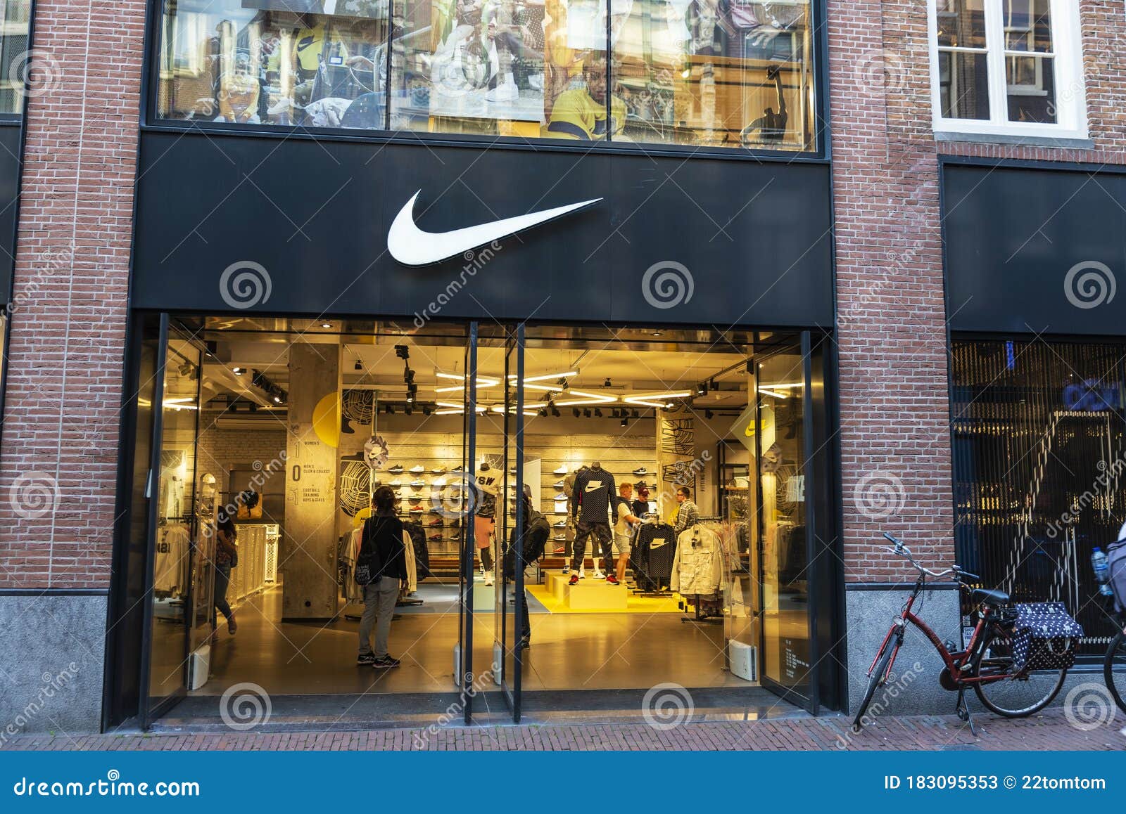 Stevig Vruchtbaar Bedrijfsomschrijving Nike - Sportwinkel in Amsterdam Nederland Redactionele Stock Foto - Image  of merk, nederland: 183095353