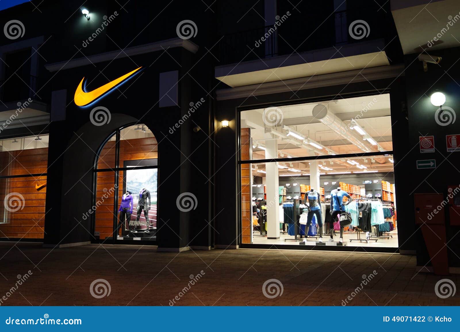 Cosquillas Grafico Nylon Nike Store fotografía editorial. Imagen de expo, mejor - 49071422