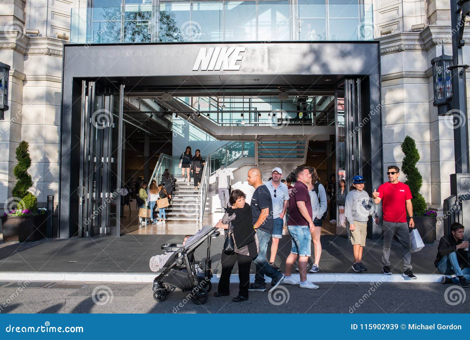por inadvertencia ponerse nervioso Impulso Nike Store en Los Ángeles imagen de archivo editorial. Imagen de turismo -  115902939