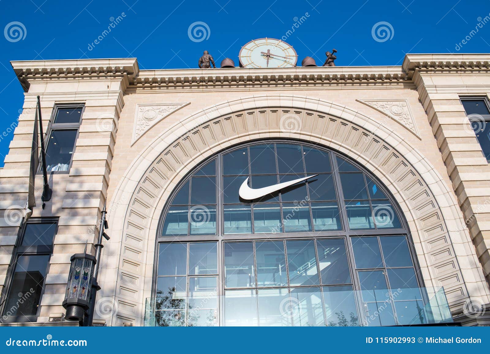 nuestra italiano Dar permiso Nike Store in Los Angeles editorial stock photo. Image of apparel -  115902993