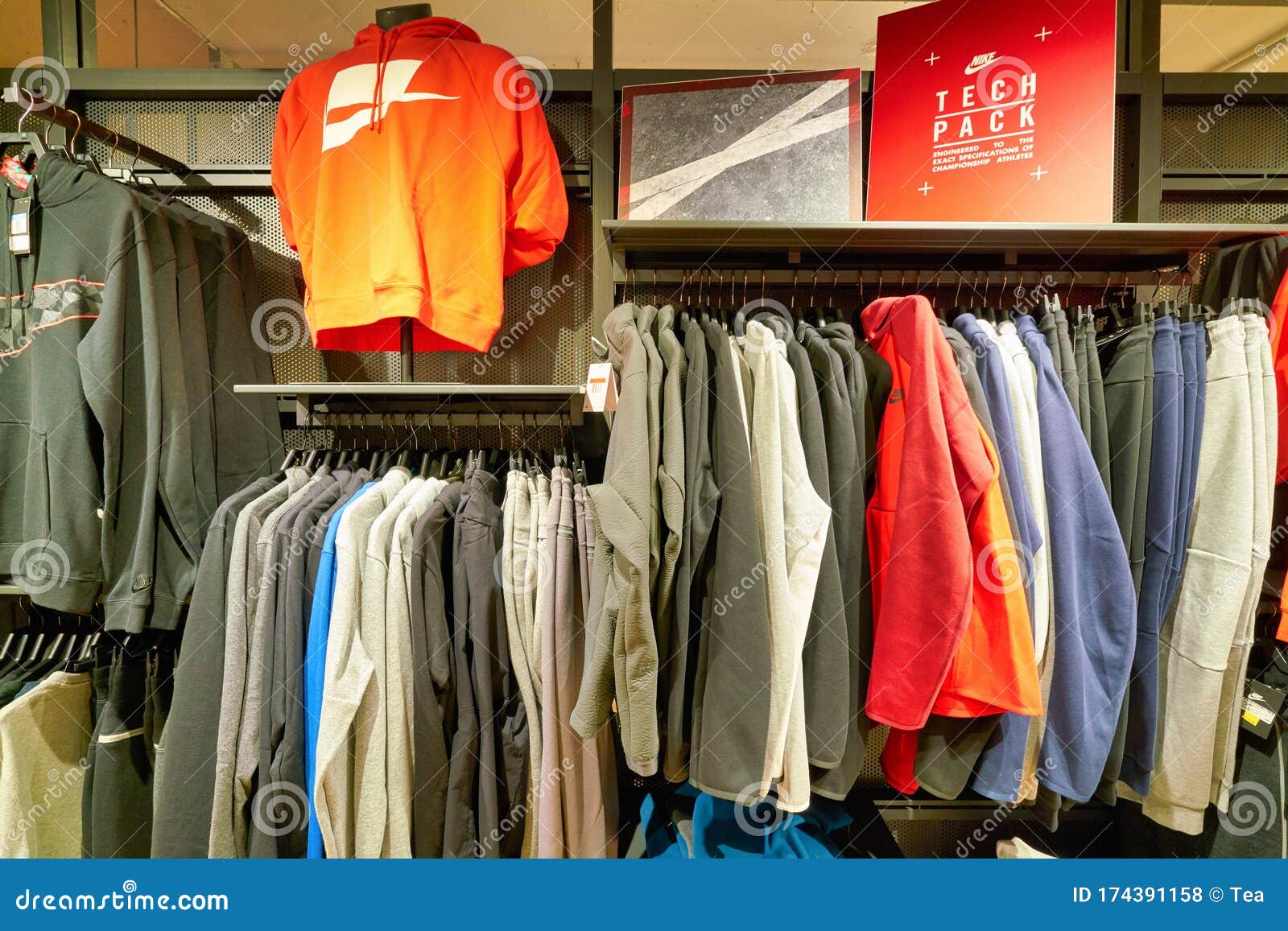 closet nike store