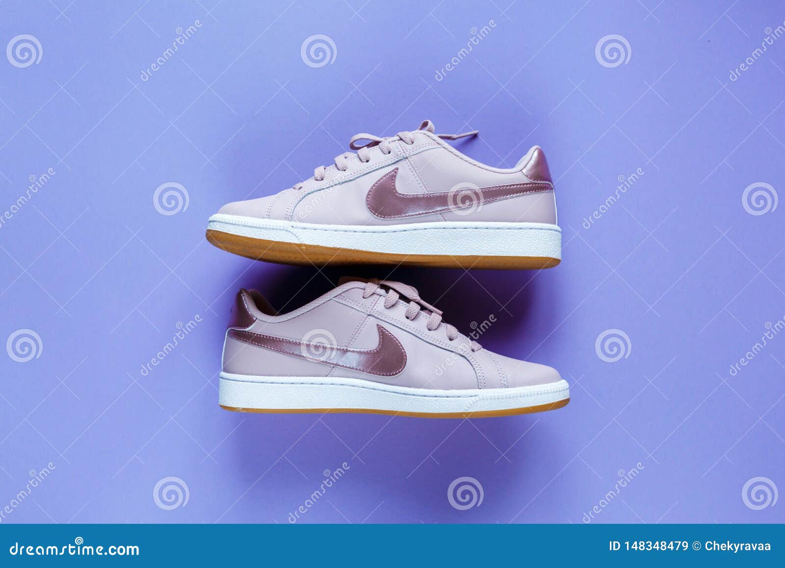 Nike Tennis Classic Subi? Zapatilla De Deporte Rosada El Fondo Violeta de archivo editorial - Imagen de zapato, concepto: 148348479