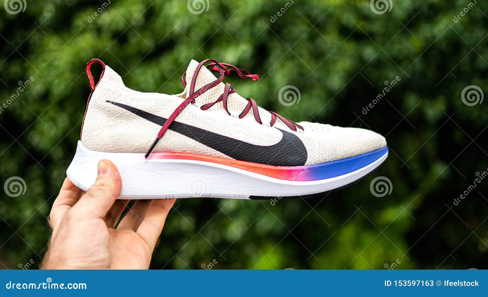 Nike Zoom Fly Flyknit Sur Le Fond Vert Photo stock éditorial - Image du  équipé, insignes: 153597163