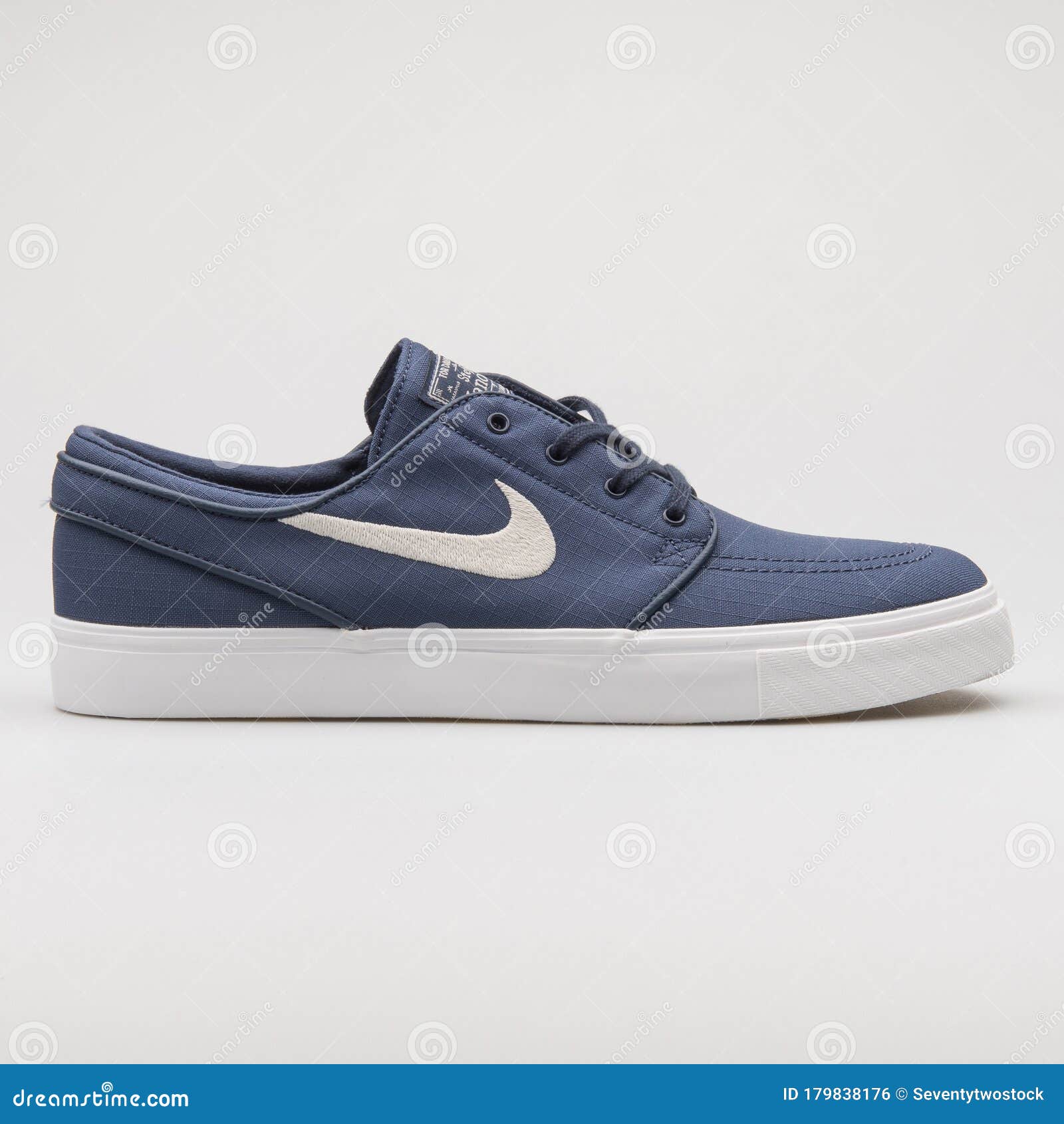 Nike Zoom Stefan Janoski Limpiador Azul Y Blanco Foto editorial Imagen de producto, color: 179838176