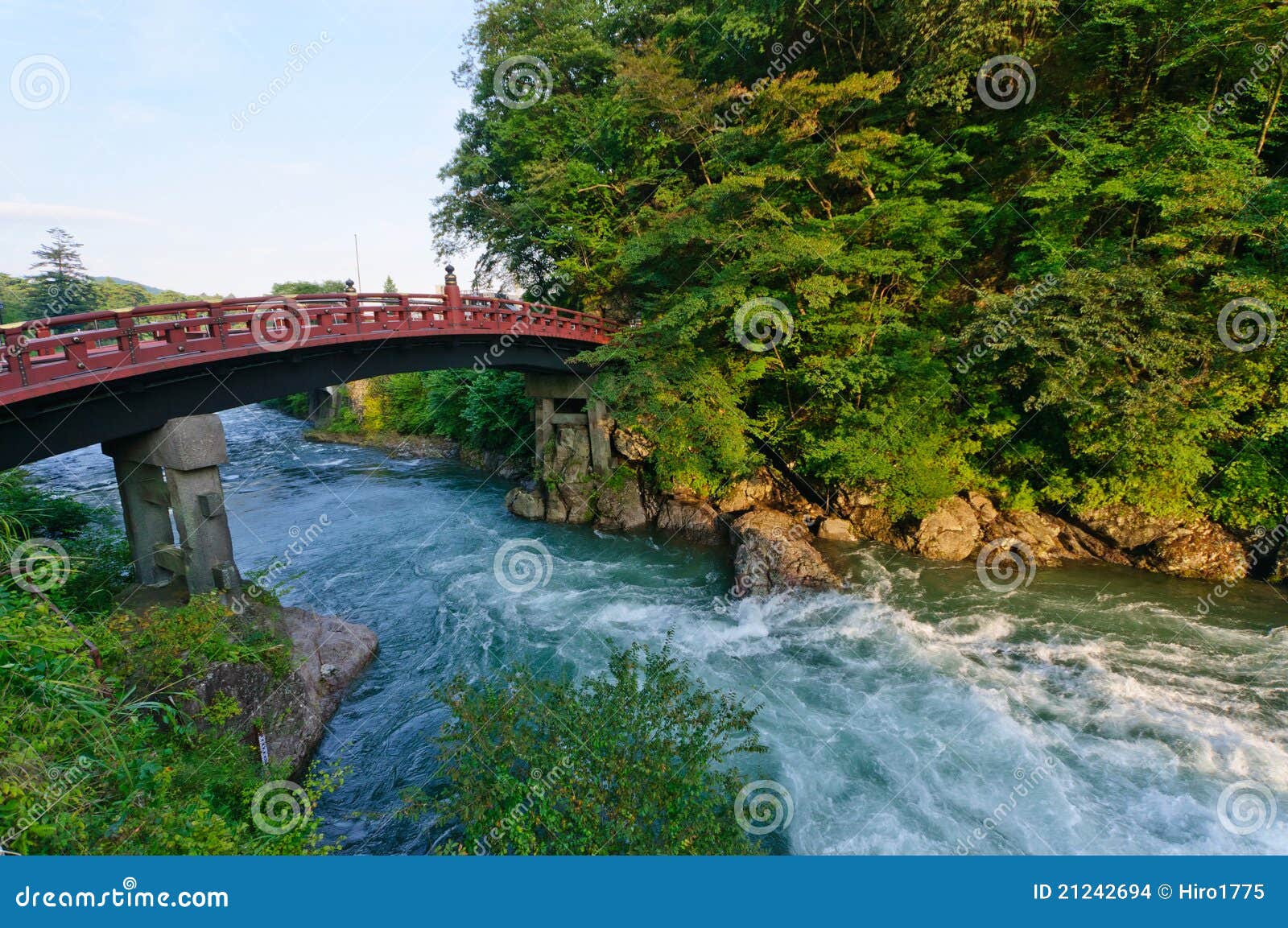 Ponticello di Shinkyo a Nikko, Giappone. Uno dei luoghi del patrimonio mondiale nel Giappone. Estate contenuta 2011.