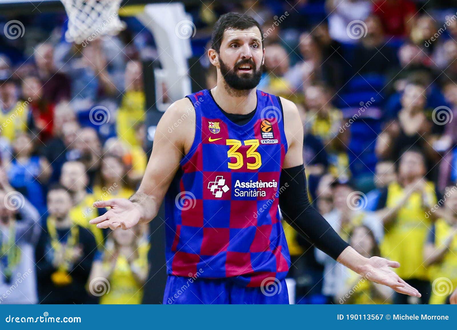 Jogadores de basquete na grande arena profissional durante o jogo