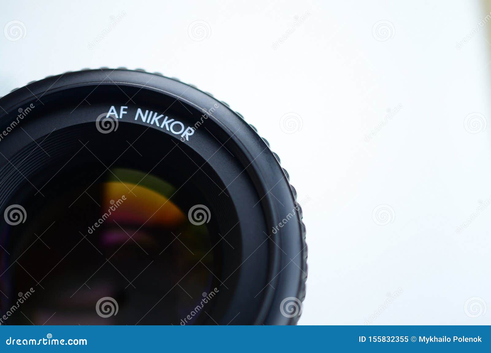 Nikon AF NIKKOR 50mm 1 4D fotografische lens dichte omhooggaand. KHARKIV, DE OEKRAÏNE - 9 JANUARI, 2018: Nikonaf NIKKOR 50mm 1:1 4D fotografische lens dichte omhooggaand Nikon is een multinationaal bedrijf zich specialiseert in optica en weergaveproducten