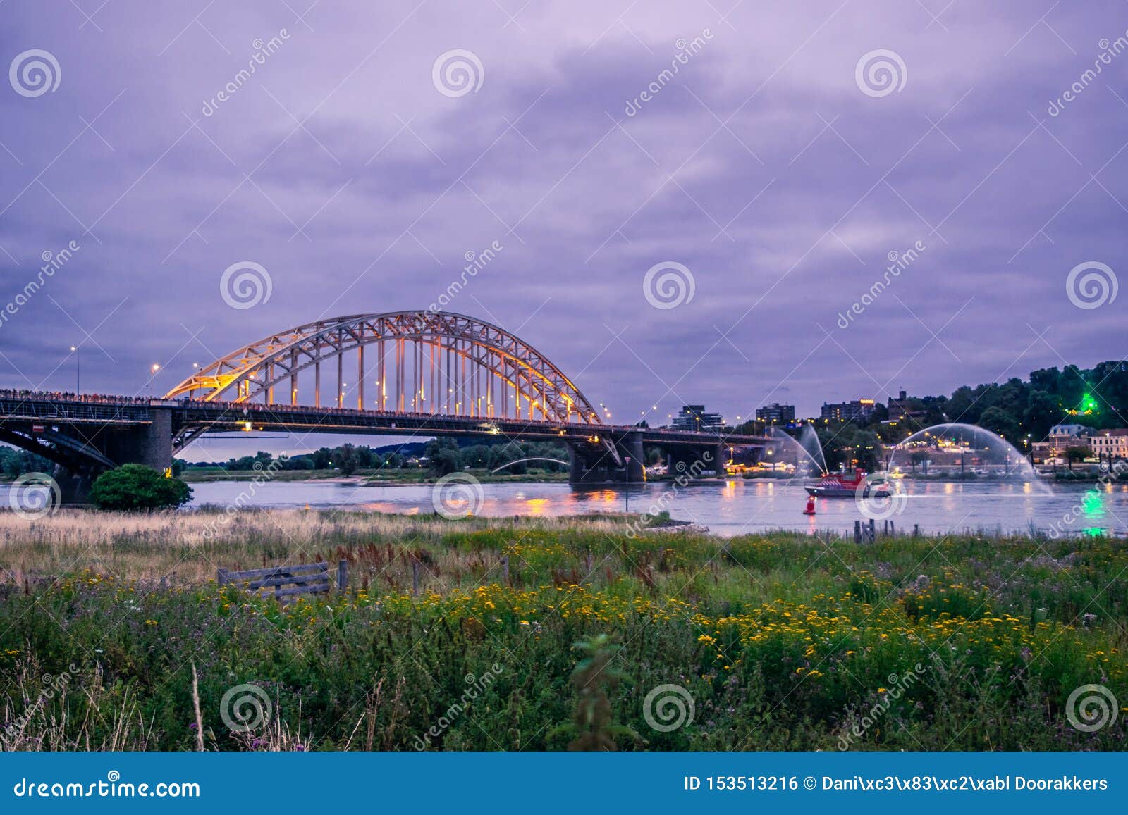 Nimègue, le 16 juillet 2019 néerlandais. Nimègue, les personnes néerlandaises du 16 juillet 2019 de partout dans la promenade du monde au-dessus de bridge à Nimègue environ 50 kilomètres par jour, quatre journées de long C'est un ?v?nement annuel en juillet