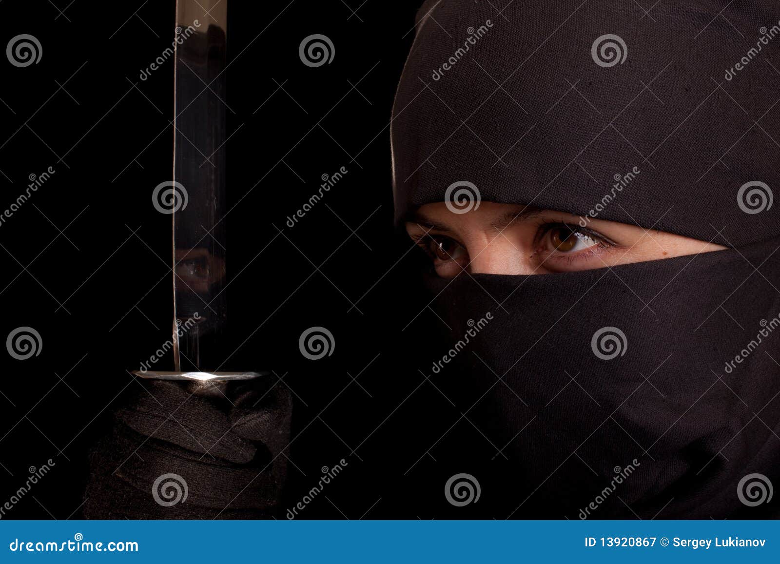 Ninja kostiumu kobieta. Tła czarny ninja fotografii kostiumu wakizashi kobieta