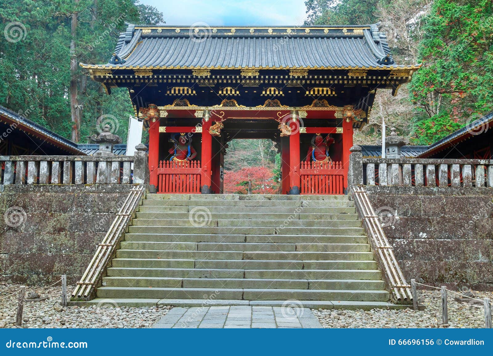 nio-mon gate at taiyuinbyo - the mausoleum of tokugawa iemitsu in nikko