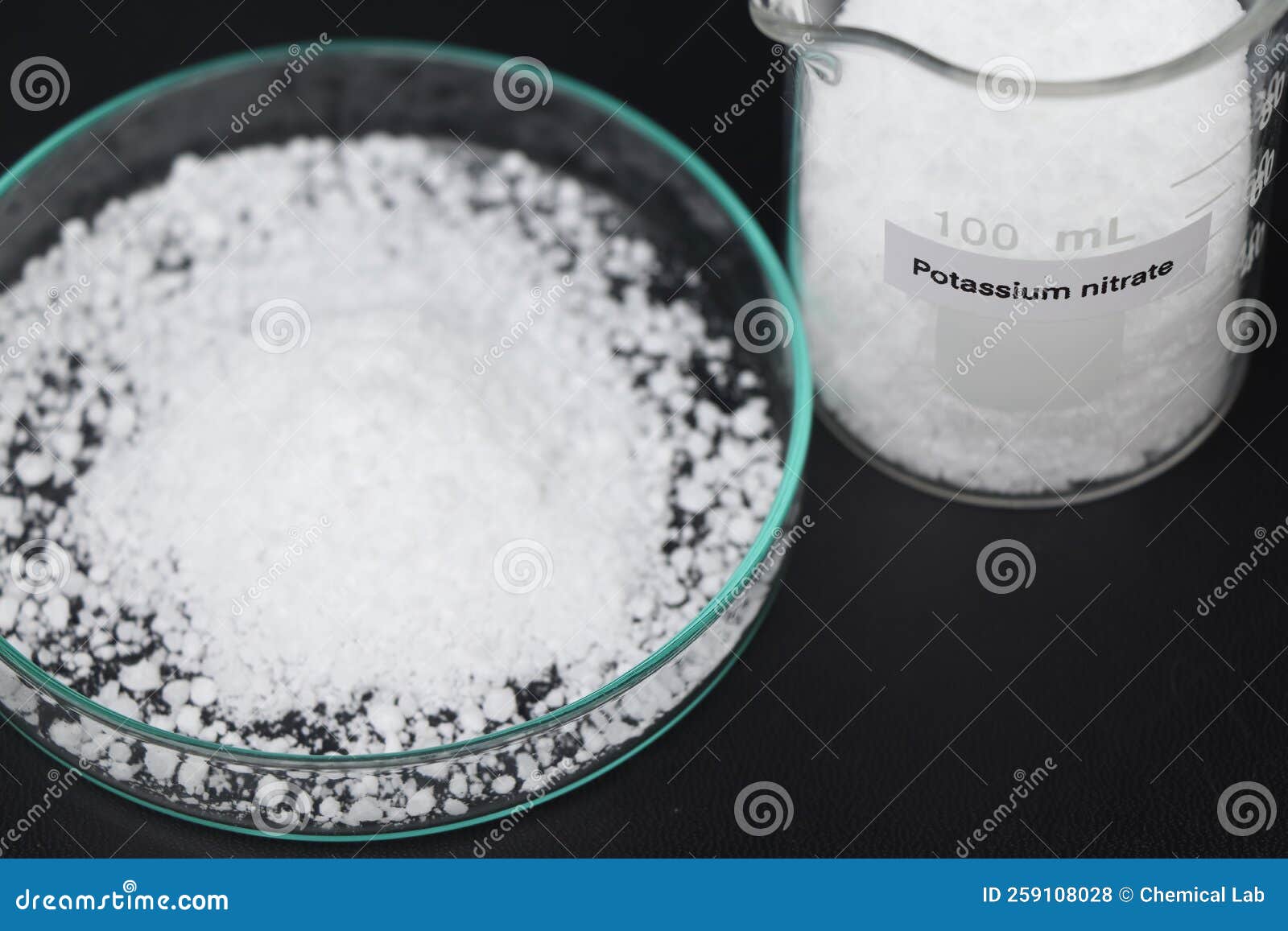 Nitrate De Potassium Dans La Chimie Du Verre En Laboratoire Et Dans  L'industrie Photo stock - Image du matériel, verrerie: 259108028