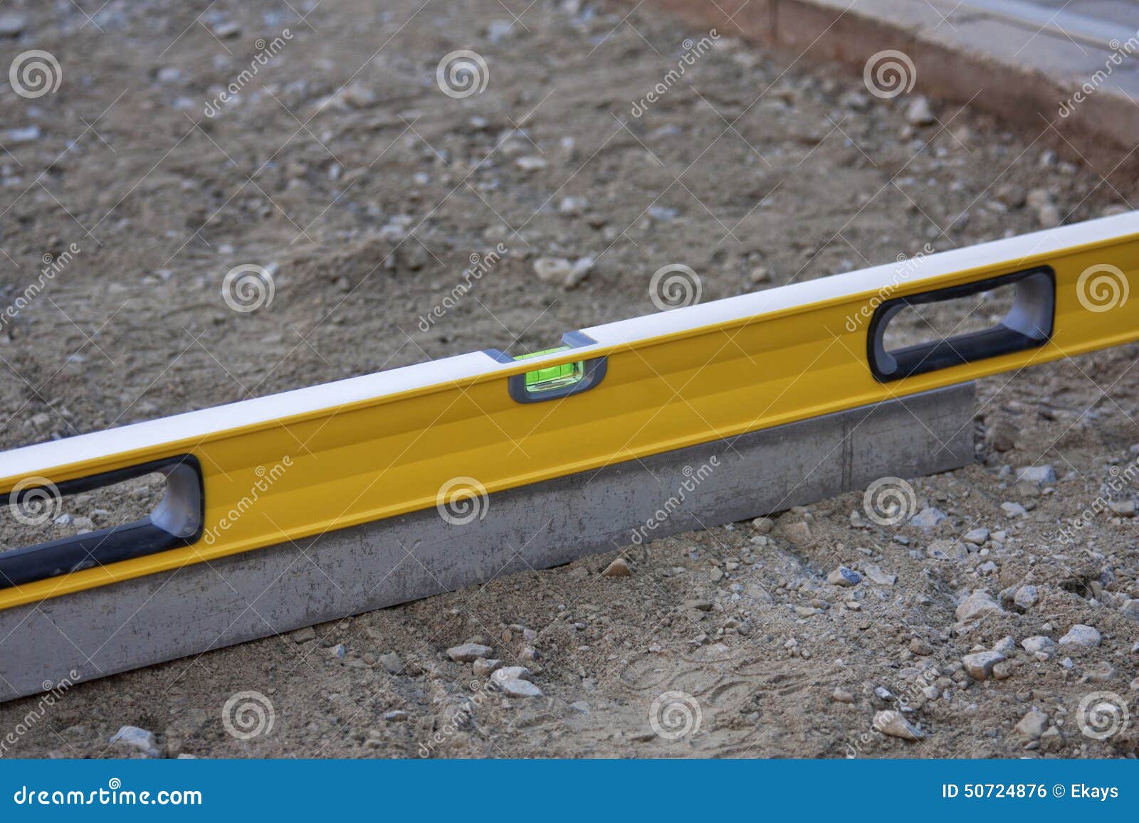 Nivelación de la tierra foto de archivo. Imagen de metal 50724876