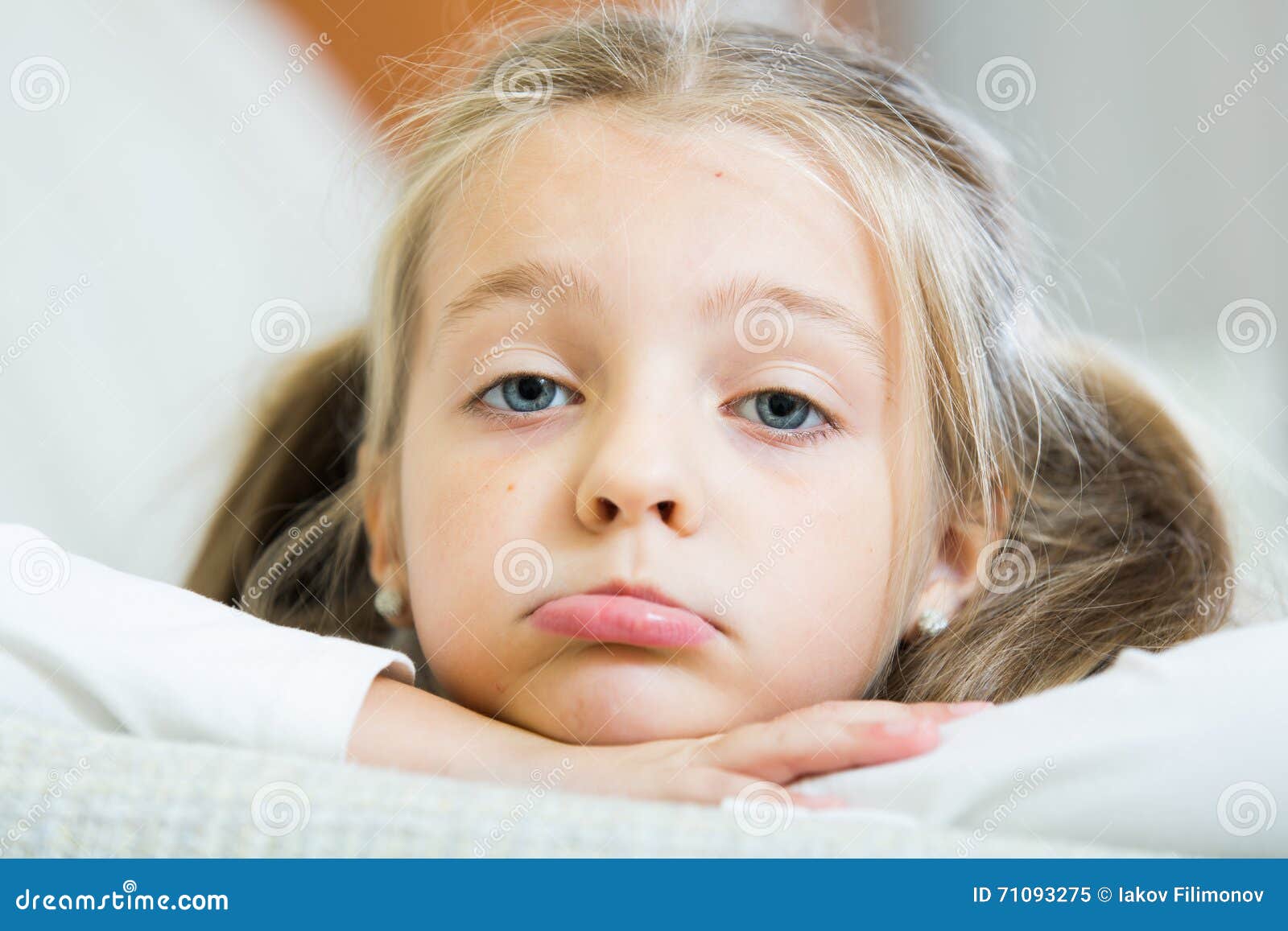 Niña Aburrida Que Es Sola En Sofá En Casa Imagen de archivo - Imagen de