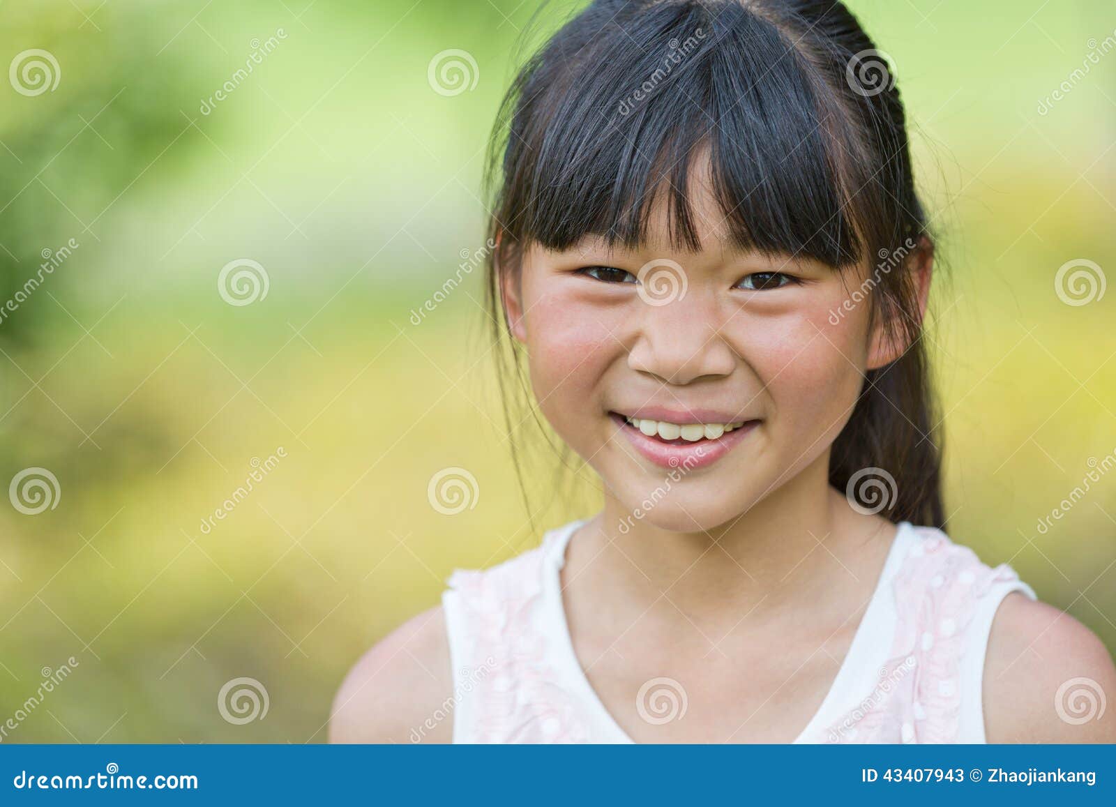 Niña china feliz imagen de archivo. Imagen de parque 43407943