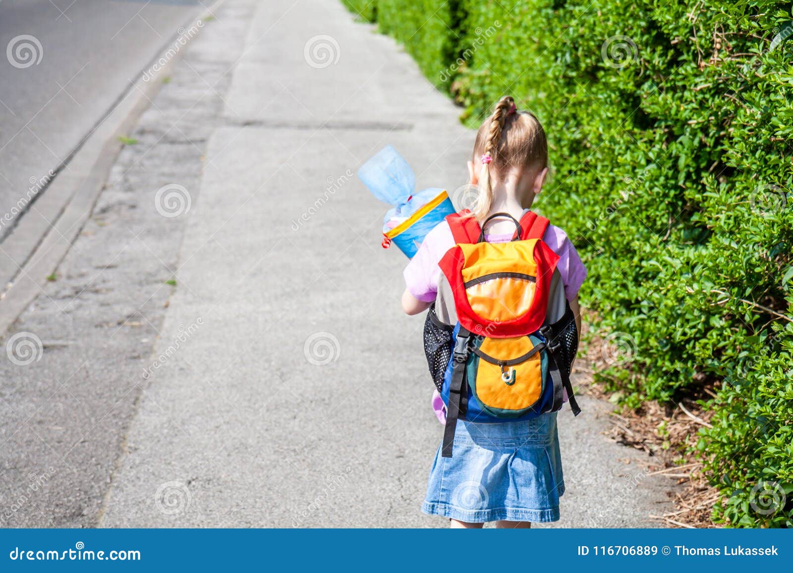 Niña en su manera a su primer día de escuela