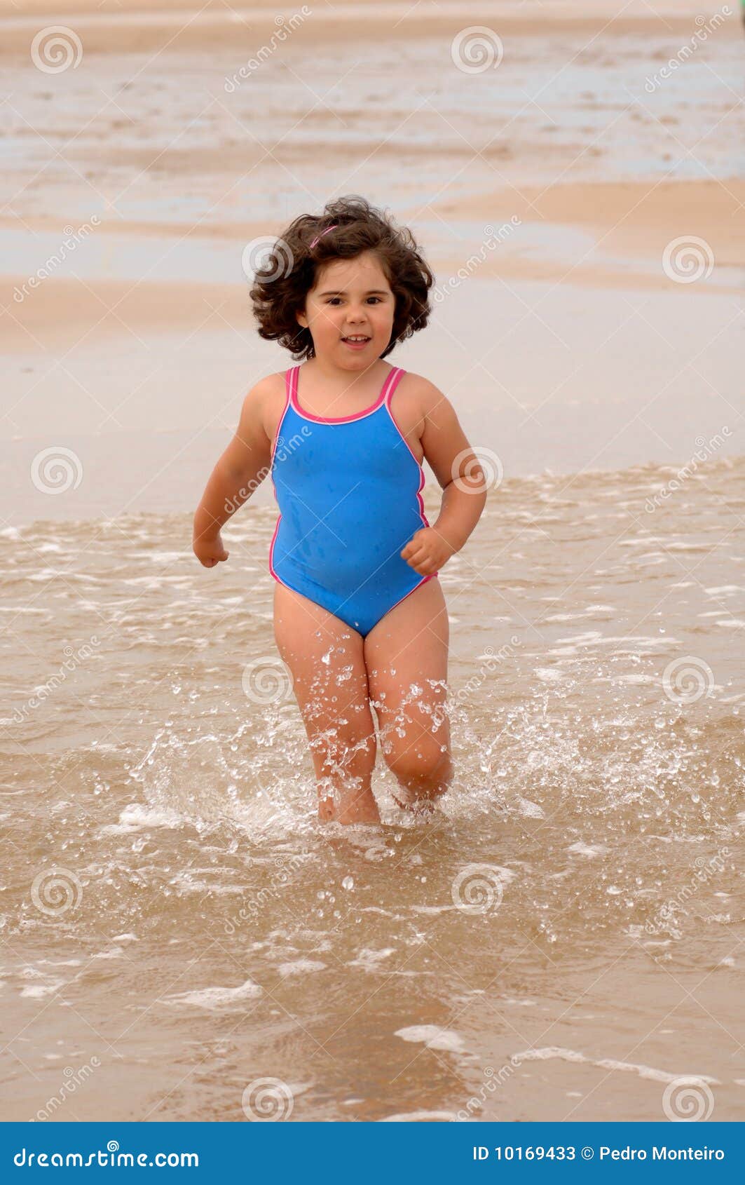 Niña linda en la playa imagen