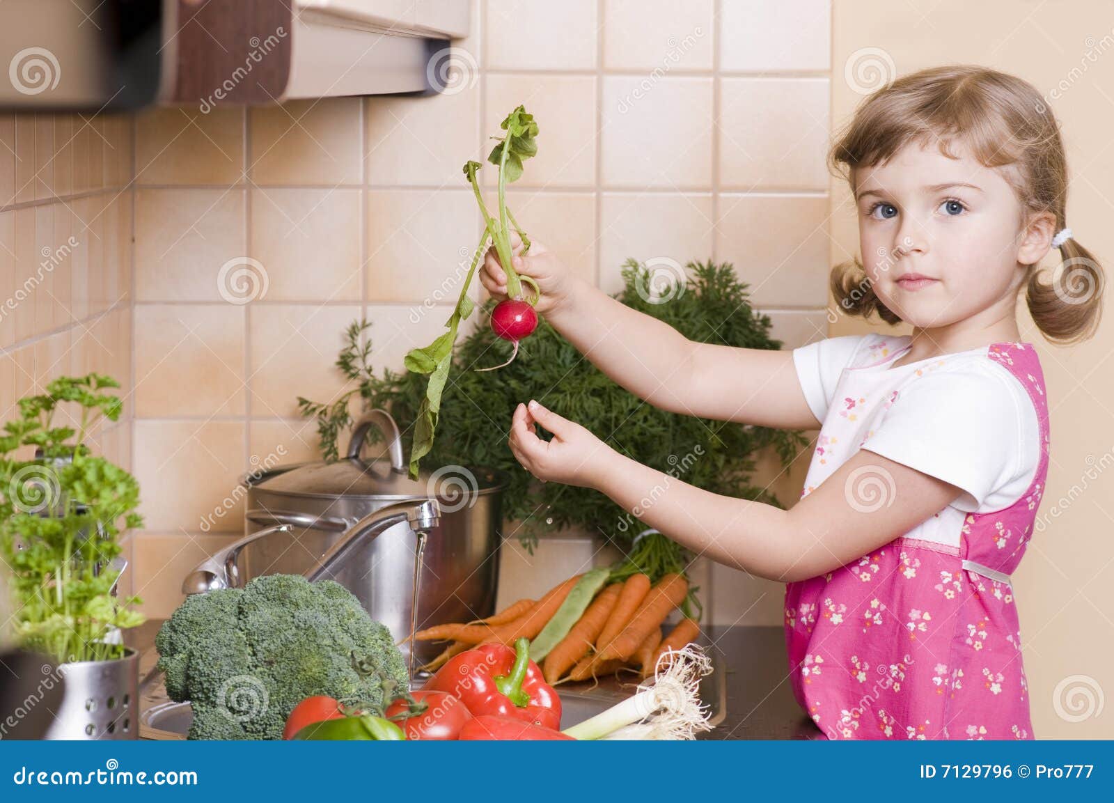 Niña que ayuda en cocina.