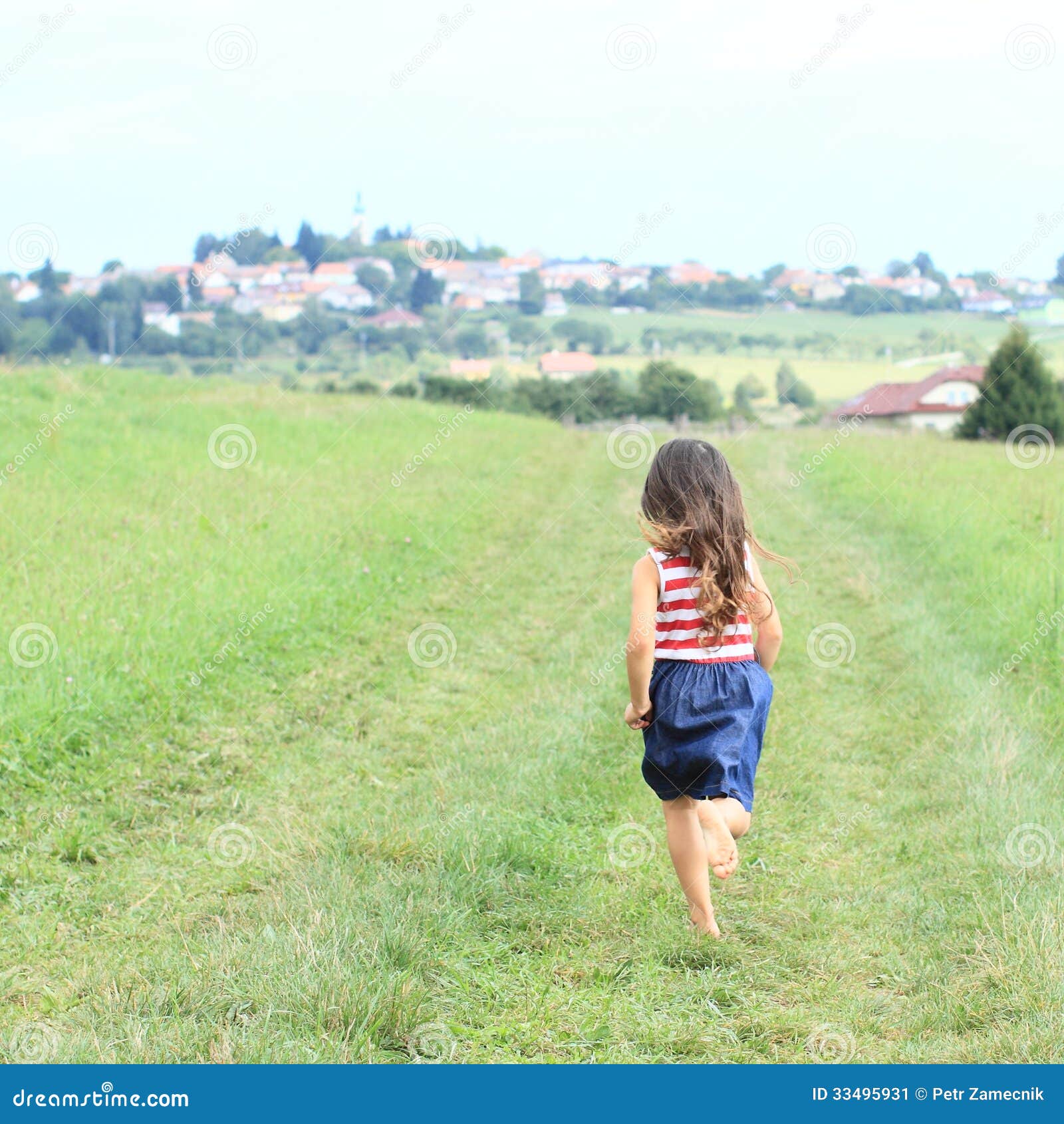 Niña que corre descalzo imagen de archivo. Imagen de casas 33495931