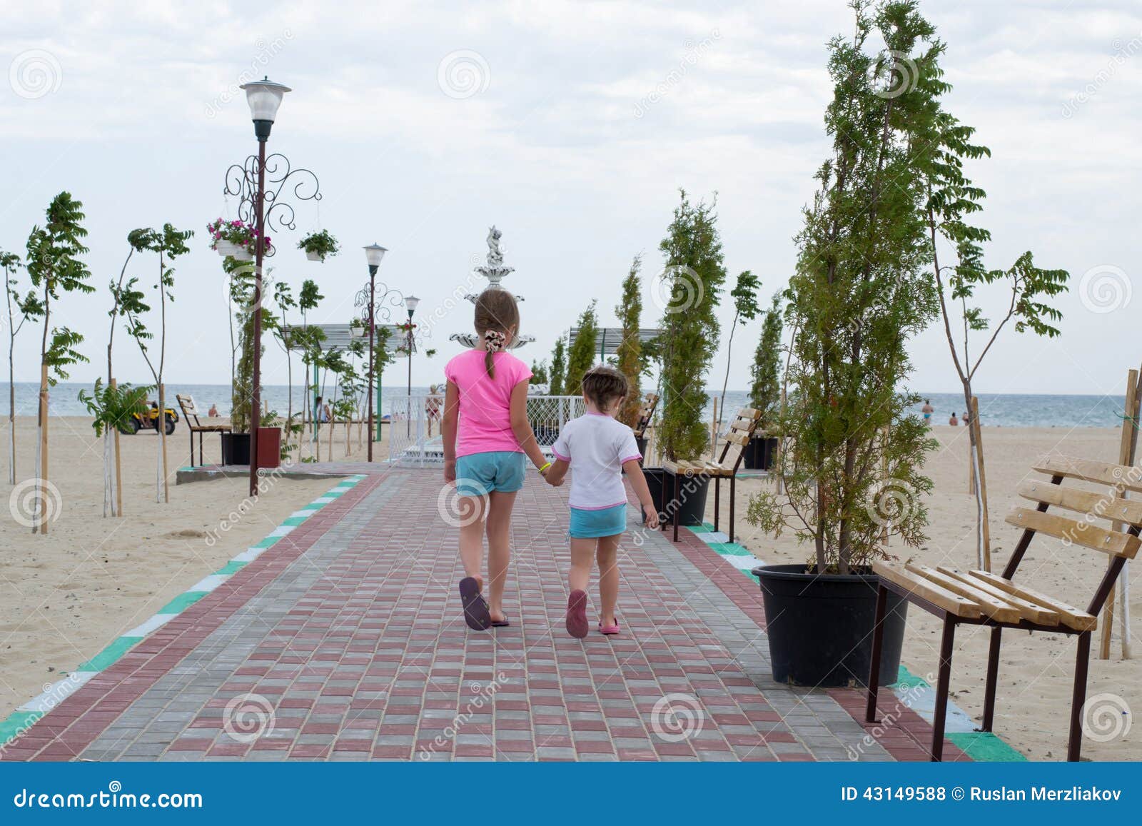 Niñas en la playa foto de