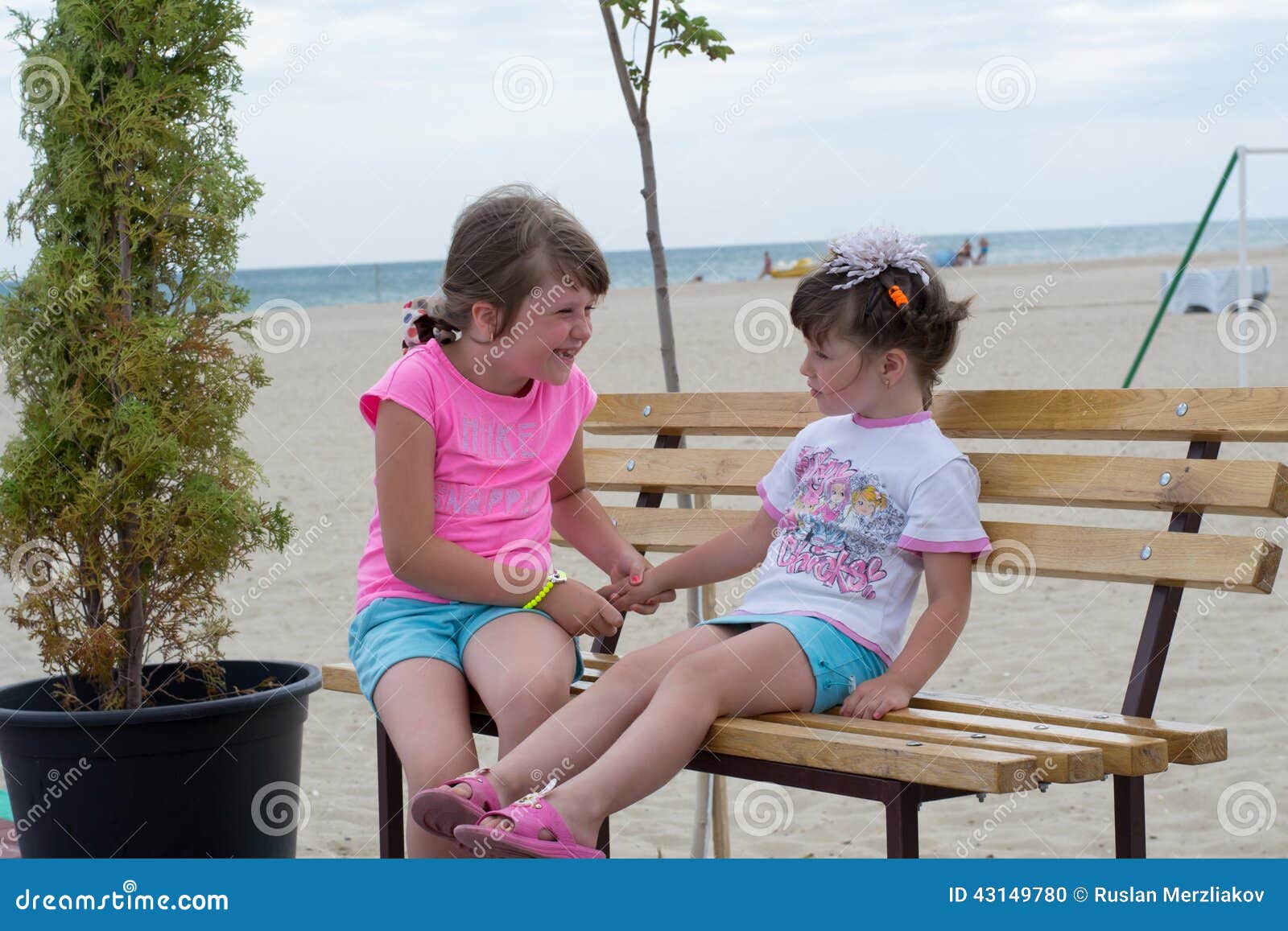 Niñas en la playa foto de