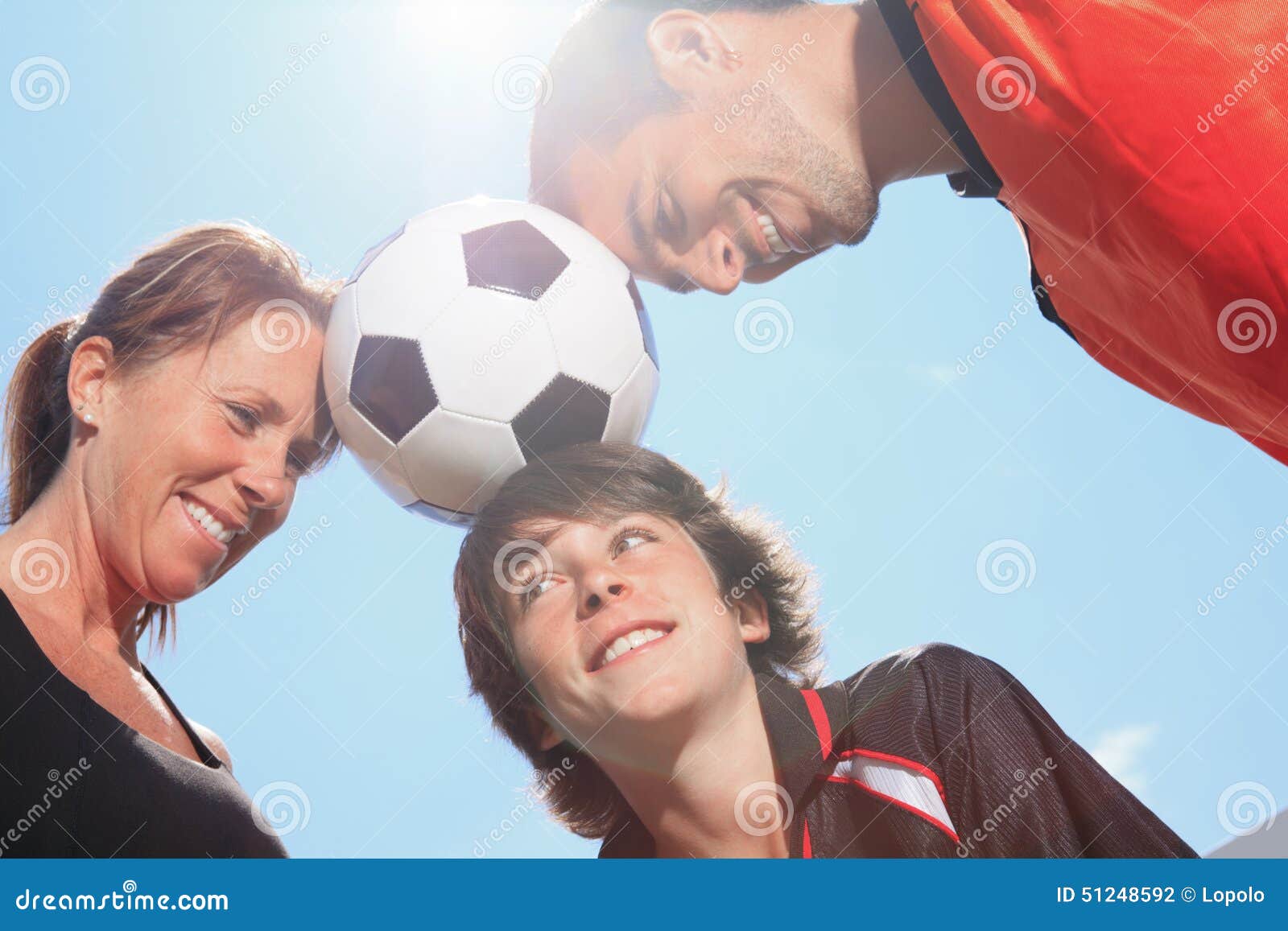 Niño del fútbol. Una familia del deporte que tiene un balón de fútbol en la frente