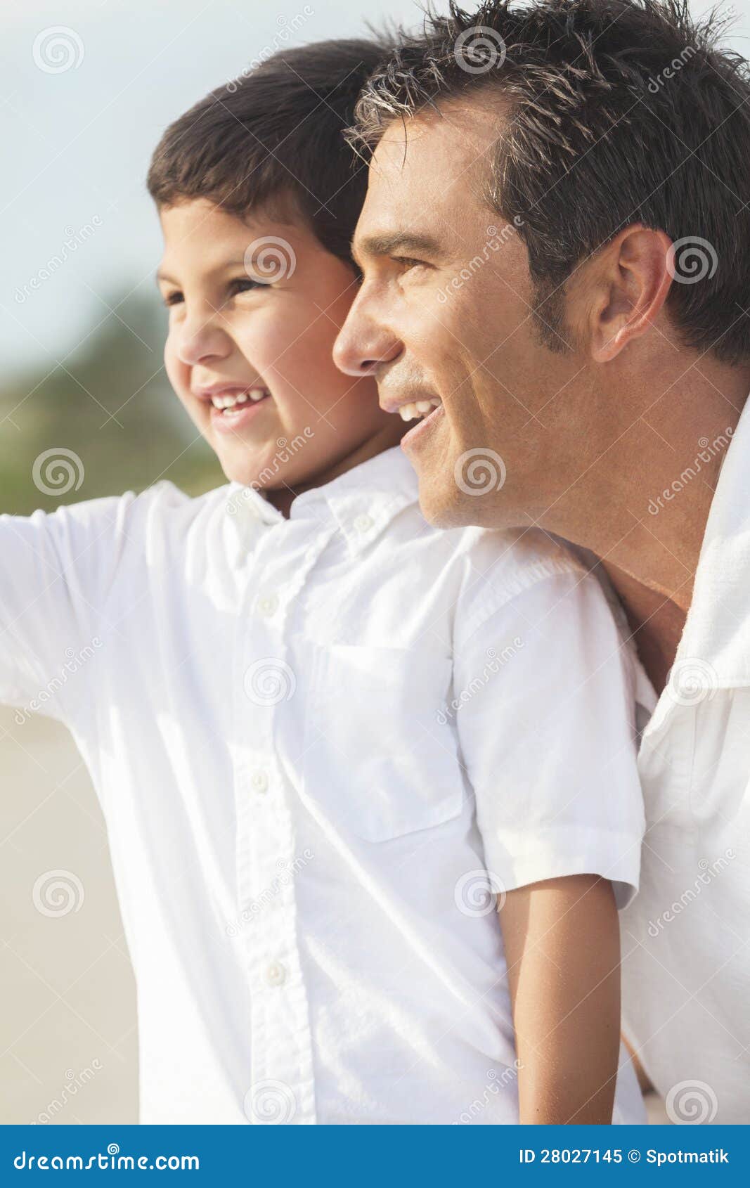 Niño del muchacho del padre y del hijo que se divierte en la playa. Un muchacho feliz del padre y del hijo, divirtiéndose y jugando en la arena de una playa soleada, el muchacho está señalando en algo