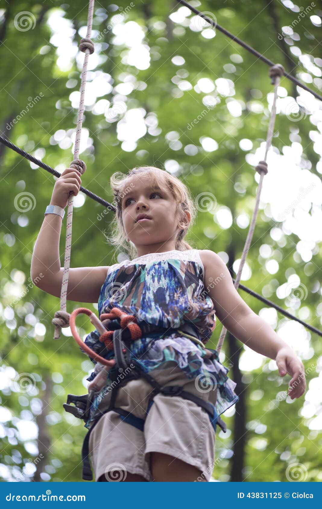 Un niño en parque de la aventura de Edenland Edenland es un parque de la aventura situado en el pueblo de Balotesti, 20 kilómetros lejos de Bucarest, Rumania