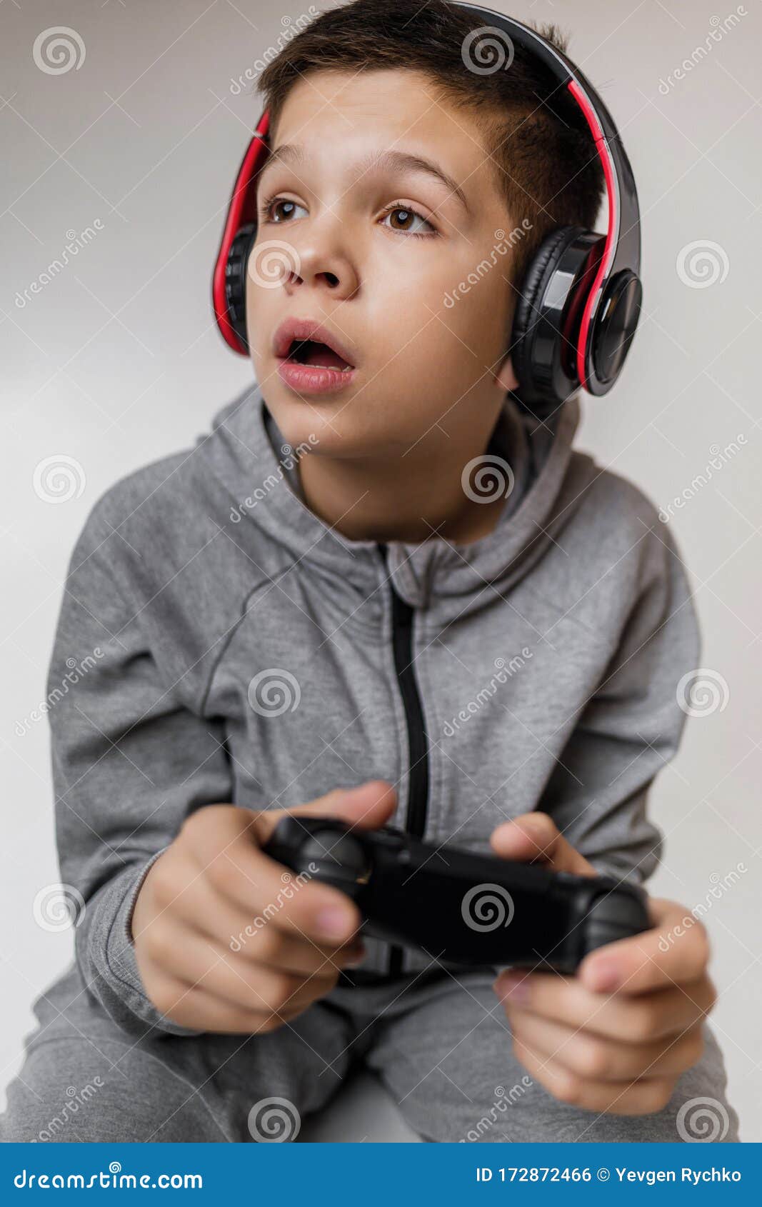 ninos jugando videojuegos ninos jugando videojuegos