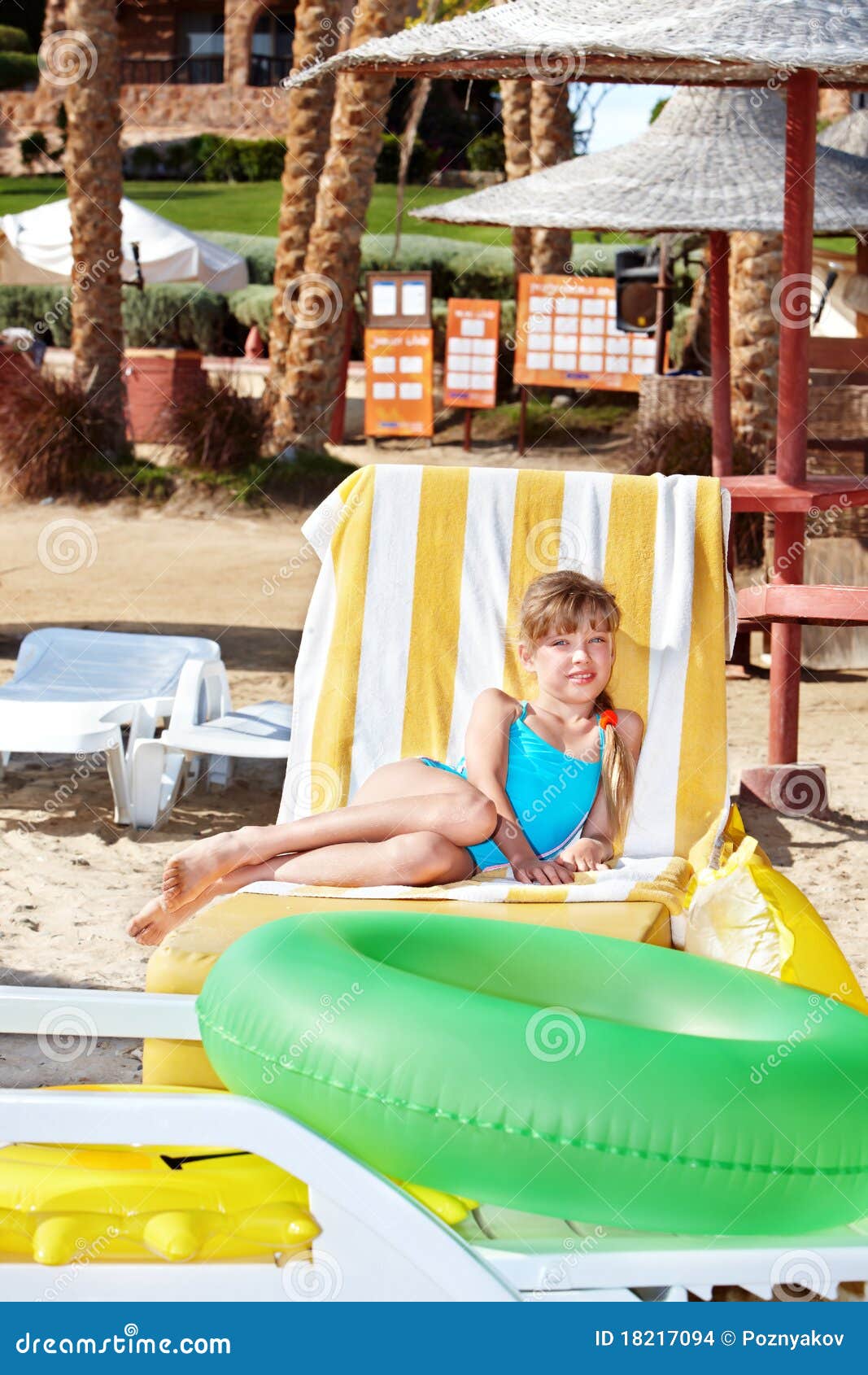 Niño Que Se Sienta En El Anillo Inflable. Foto de archivo Imagen de