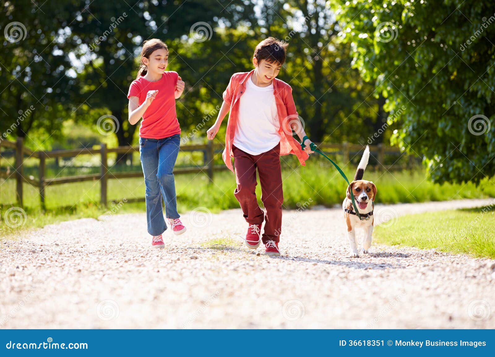 Niños hispánicos que toman el perro para el paseo en Counrtyside