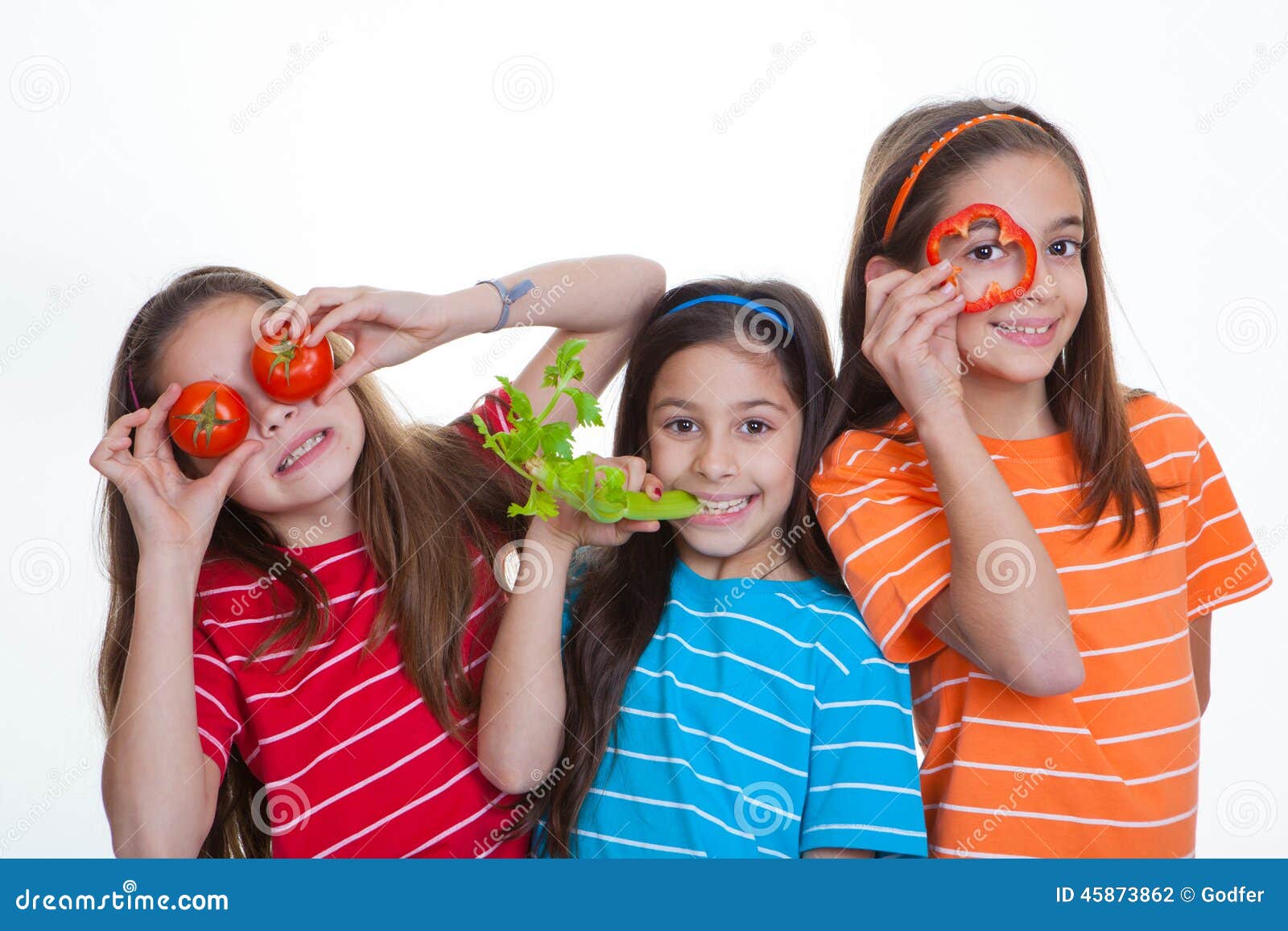 Niños que comen la comida sana. Niños que comen dieta sana de la verdura de ensalada