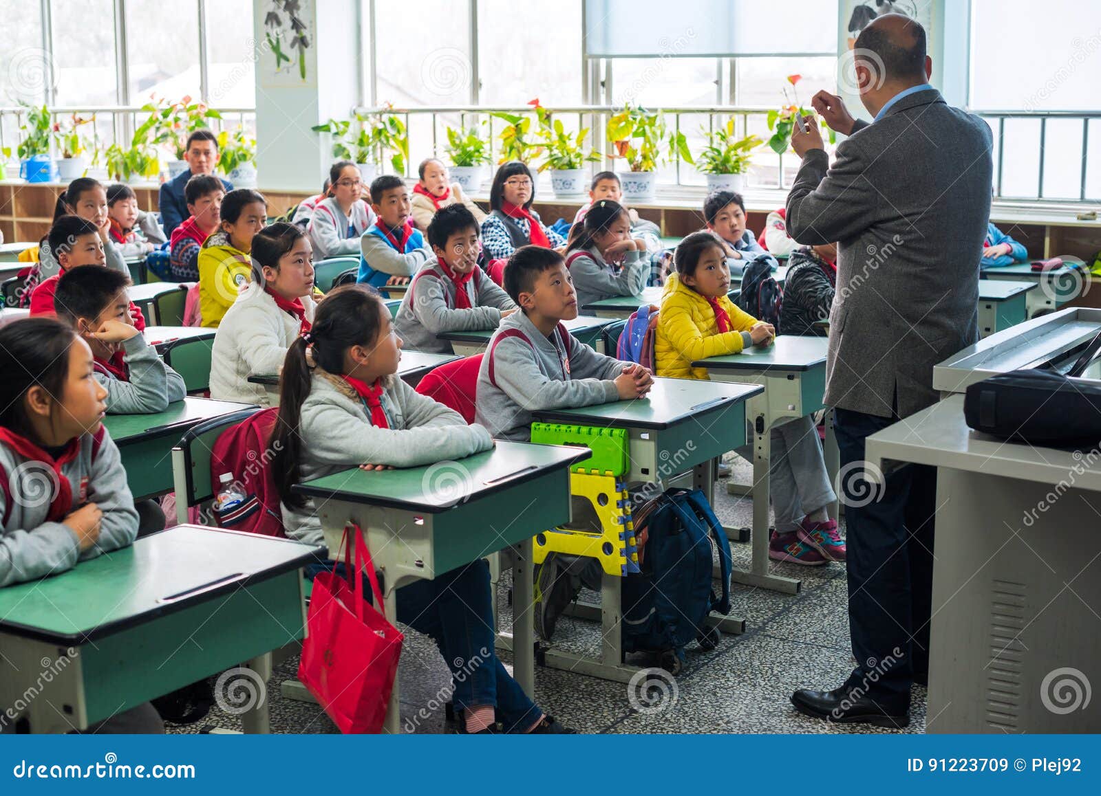 Provincia de Chengdu, Sichuan, China - 31 de marzo de 2017: Niños y profesor en una sala de clase china