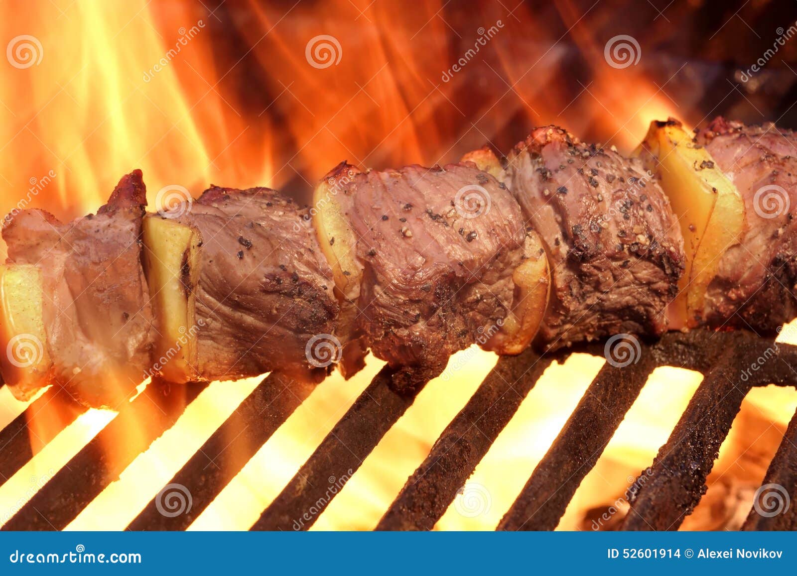 No Espeto Posto De Conserva Do No Espeto Da Carne Ou Da Carne Do BBQ Na  Grade Quente Foto de Stock - Imagem de aromatizado, carro: 52601914