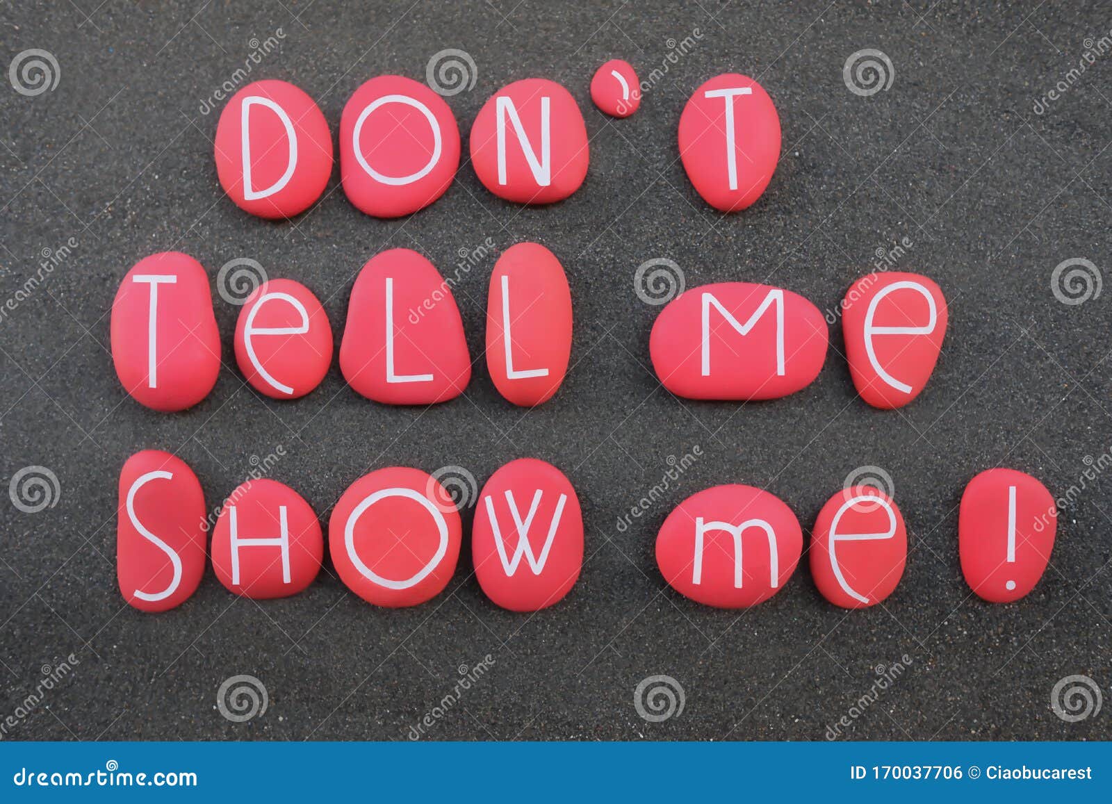 No Me Digas, Muéstrame Frase Motivadora Compuesta De Letras Rojas Y De Piedra Tallada Sobre Arena Negra Volcánica Foto de archivo - Imagen de cartel, vida: 170037706 No Me Digas, Muéstrame Frase Motivadora Compuesta De Letras Rojas Y De Piedra Tallada Sobre Arena Negra Volcánica Foto de archivo - Imagen de cartel, vida: 170037706