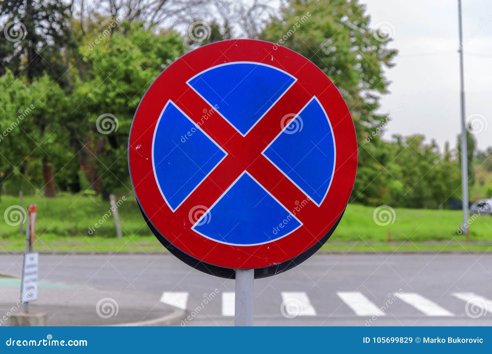 Traffic sign: Hệ thống biển báo giao thông sẽ giúp bạn an toàn hơn khi tham gia giao thông, hãy cùng xem hình ảnh các biển báo để nắm rõ các quy tắc, hạn chế và cách xử lý khi gặp phải chúng.