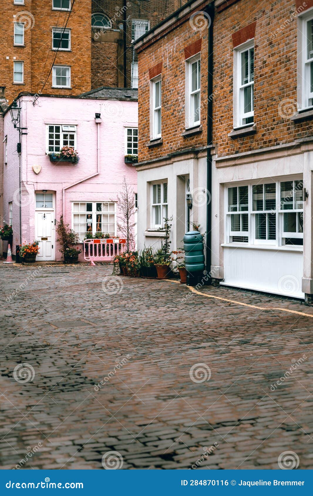 A pink house in London editorial photo. Image of residential - 284870116